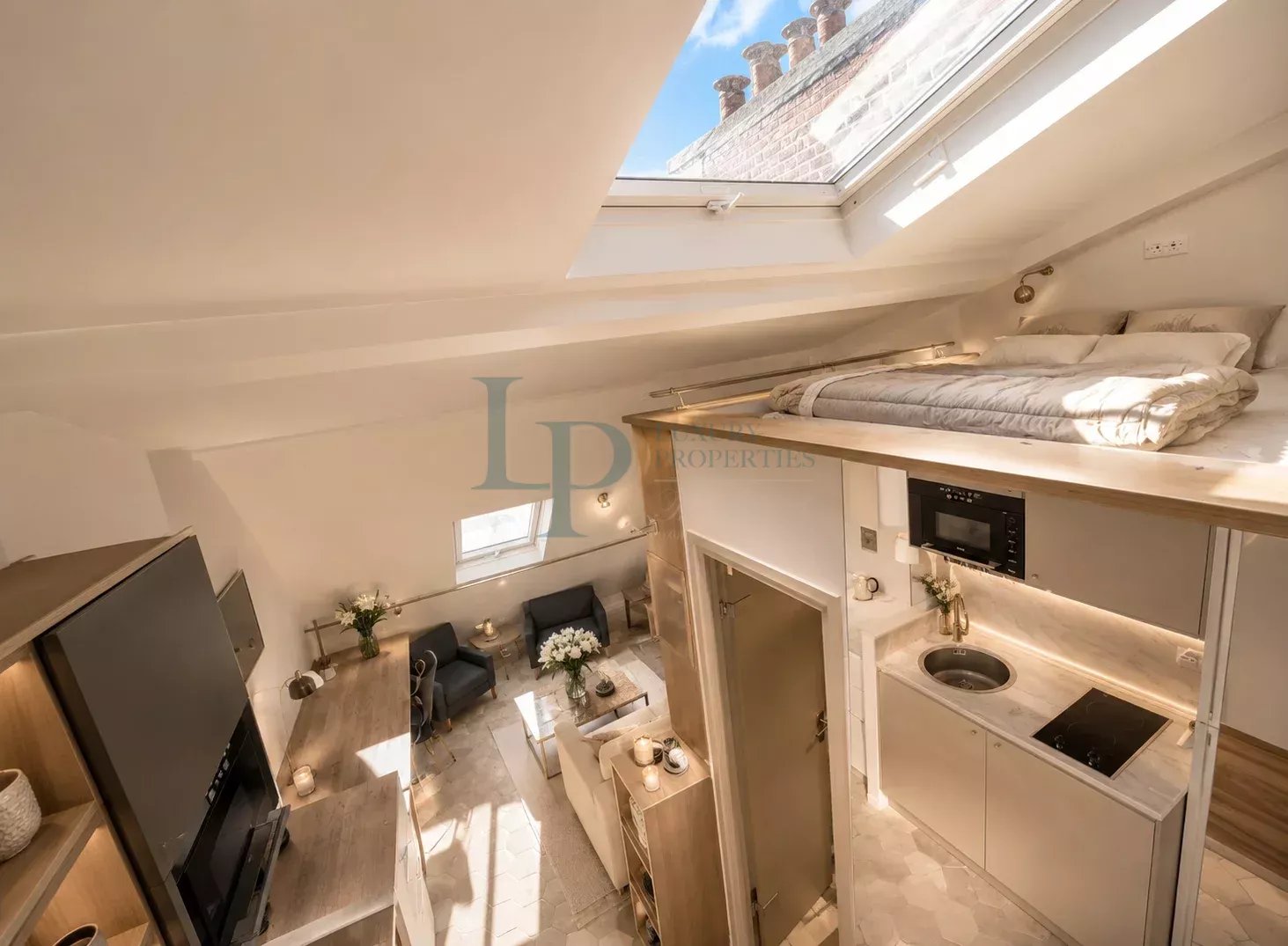 Exclusive – Paris VIII – Faubourg Saint-Honoré – Top floor – Elevator