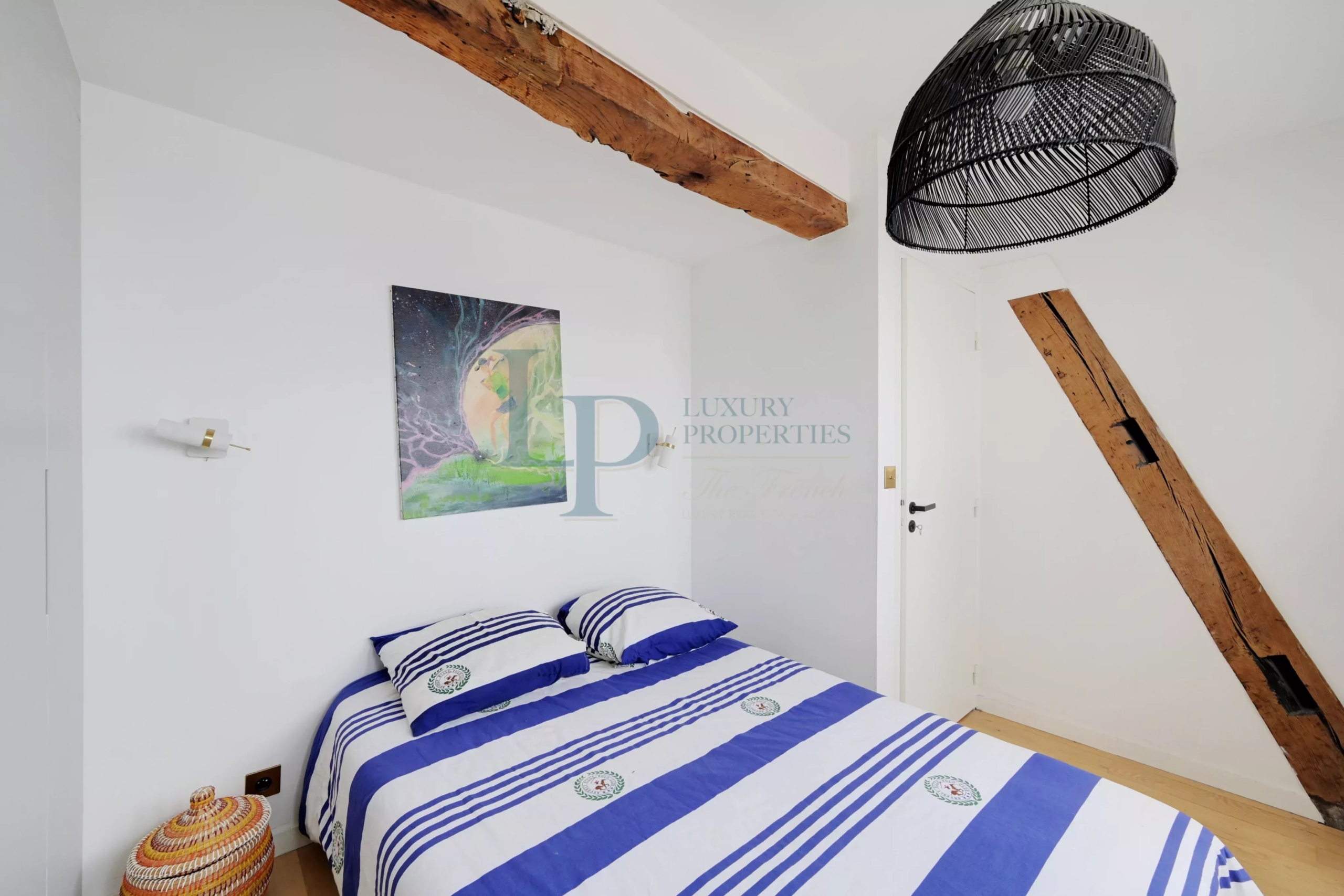 421924471053b5e812c343be49d92c89_8269d83988_4096-original-22995-0.jpg SAINT-GERMAIN-DES-PRÉS – L’EXCEPTIONNEL ! Splendide 2 Pièces Dernier Étage – Séjour Cathédrale, Poutres & Cheminée