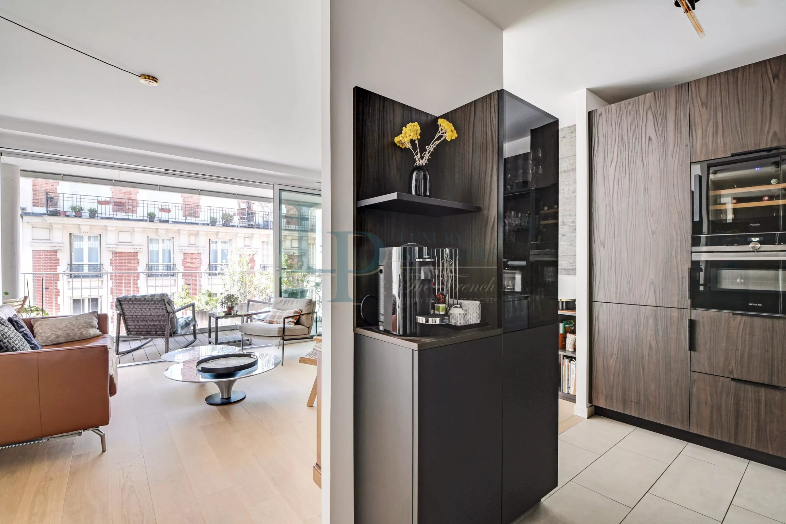 887ac593da99c528f1ad4dc6981cc3ac_8ef5337346_4096-original-23029-0.jpg Exclusivité – Paris XVIII – Appartement deux pièces en parfait état – Terrasse – Parking