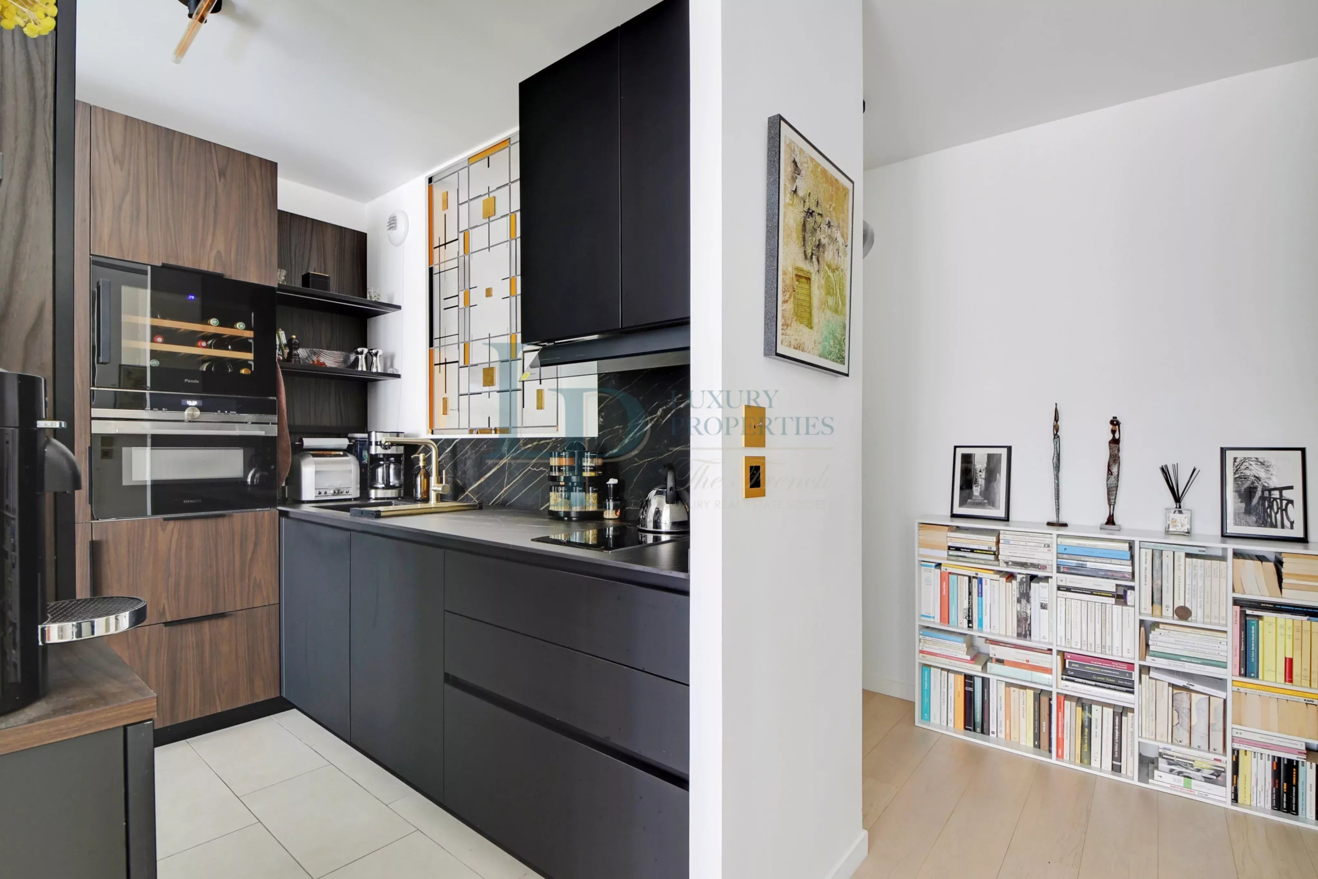 8f54bea4a84b536703bbb465e85515b3_c2e0aeae88_4096-original-23029-0.jpg Exclusivité – Paris XVIII – Appartement deux pièces en parfait état – Terrasse – Parking