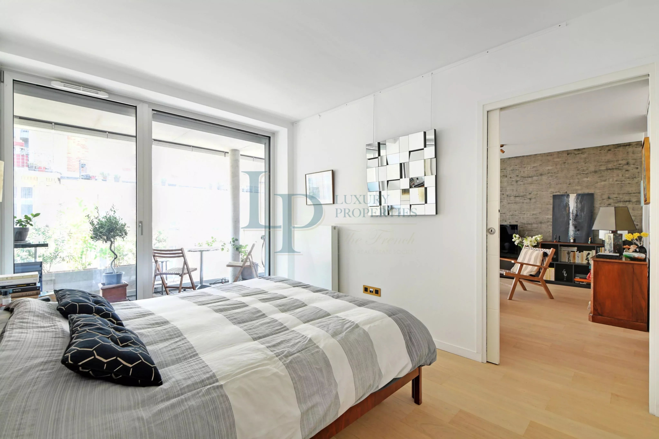 a22421d7e19e666c09863dbc16d1f140_d1d2937fab_4096-original-23029-0.jpg Exclusivité – Paris XVIII – Appartement deux pièces en parfait état – Terrasse – Parking