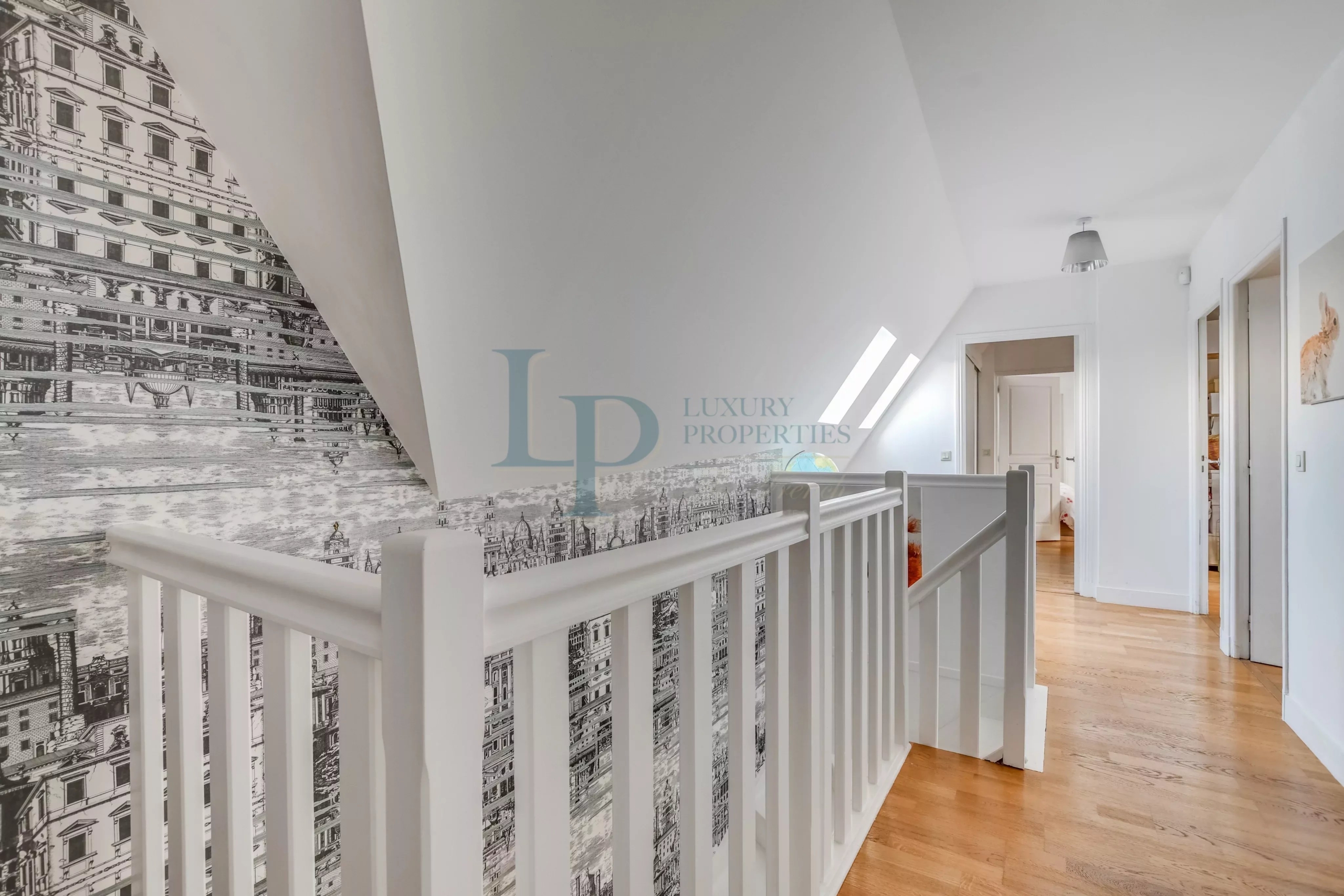 34684fb00211f2c9a404020d563361be_97784e4b37_4096-original-23216-0.jpg PARIS VIII – FAUBOURG SAINT-HONORÉ – Duplex en dernier étage – Vue cour classée – Esprit maison
