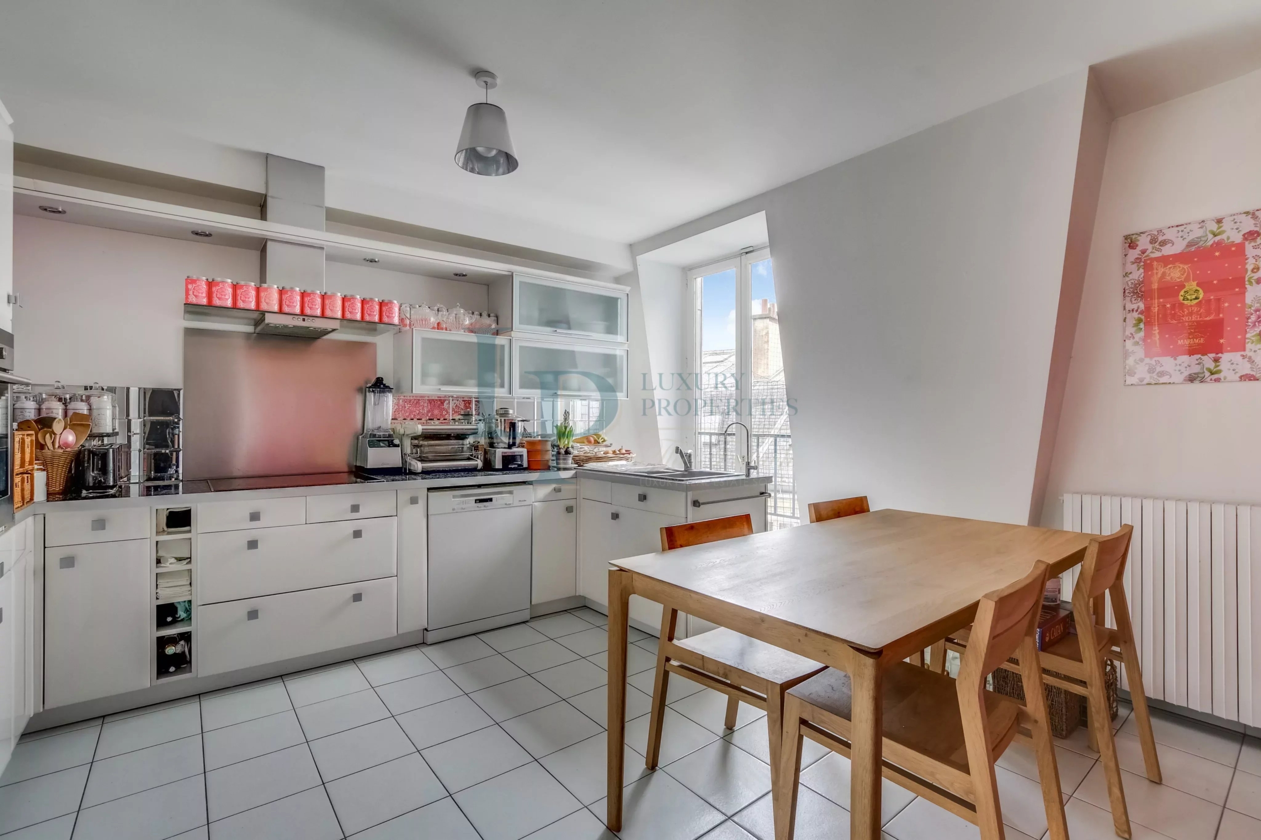 4540917935065666347f6c9d3b3e58bd_e930f600a1_4096-original-23216-0.jpg PARIS VIII – FAUBOURG SAINT-HONORÉ – Duplex en dernier étage – Vue cour classée – Esprit maison