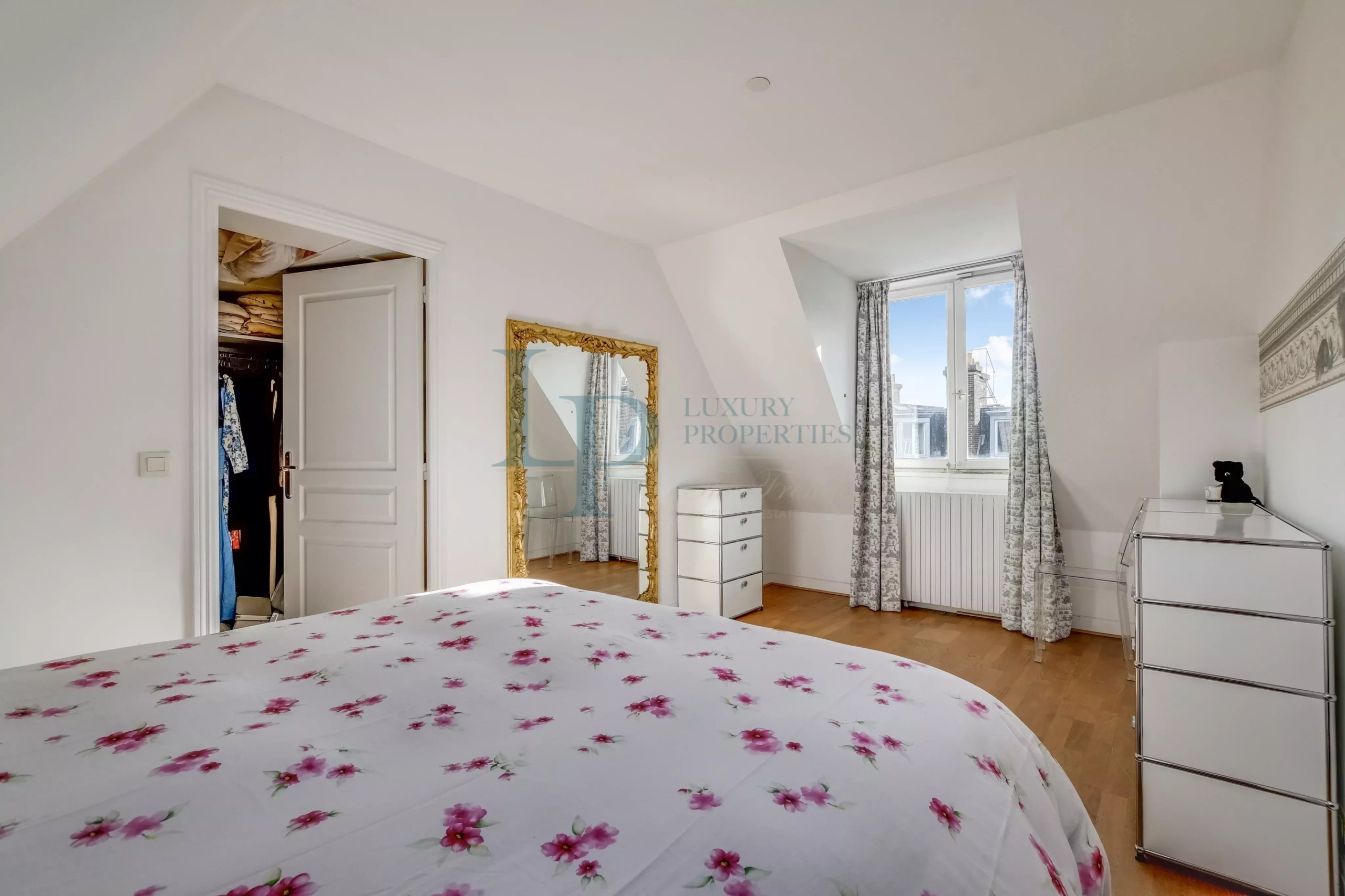 5dd05365db7ba535a2d0f1161d36433c_4a17281143_4096-original-23216-0.jpg PARIS VIII – FAUBOURG SAINT-HONORÉ – Duplex en dernier étage – Vue cour classée – Esprit maison