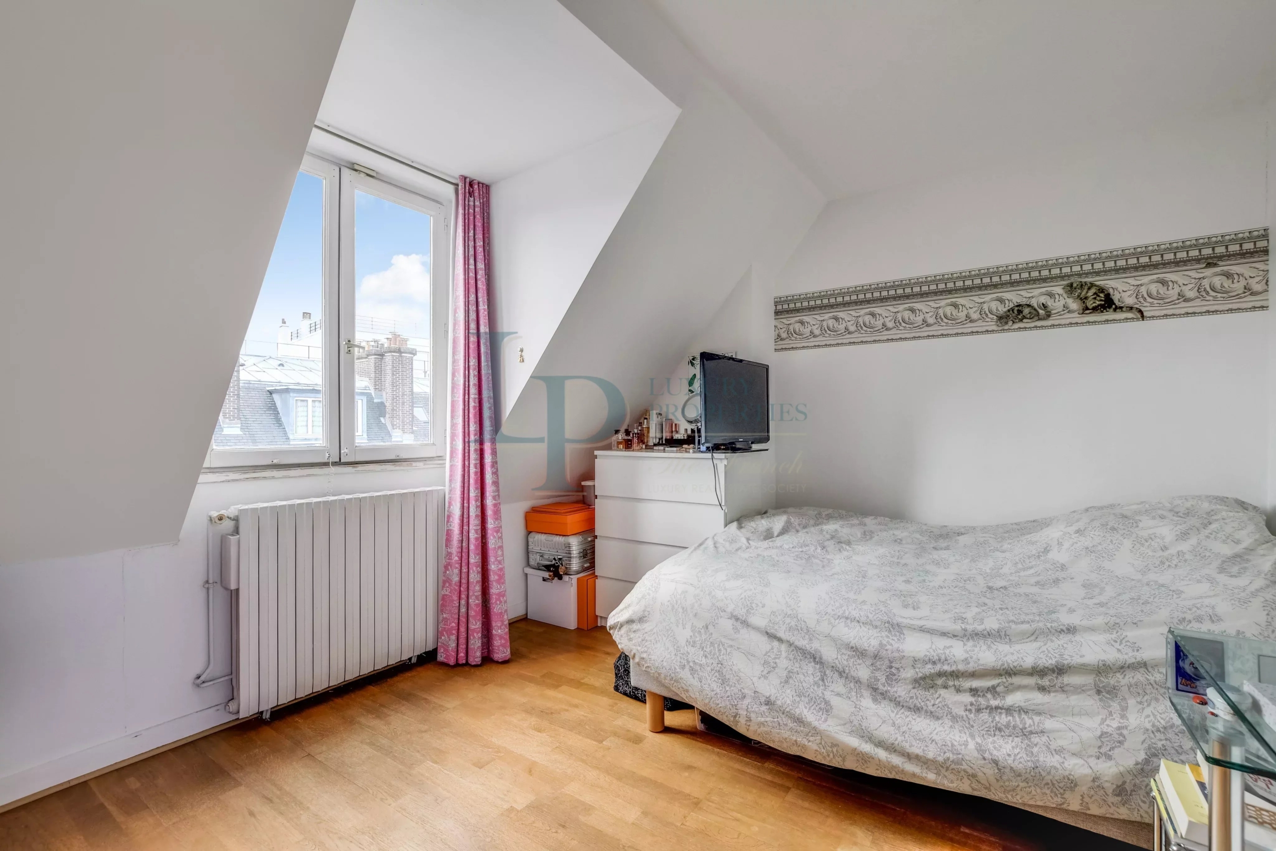 fbafff8ecc5b35daacd07a3adf2cd413_1a46ccb817_4096-original-23216-0.jpg PARIS VIII – FAUBOURG SAINT-HONORÉ – Duplex en dernier étage – Vue cour classée – Esprit maison