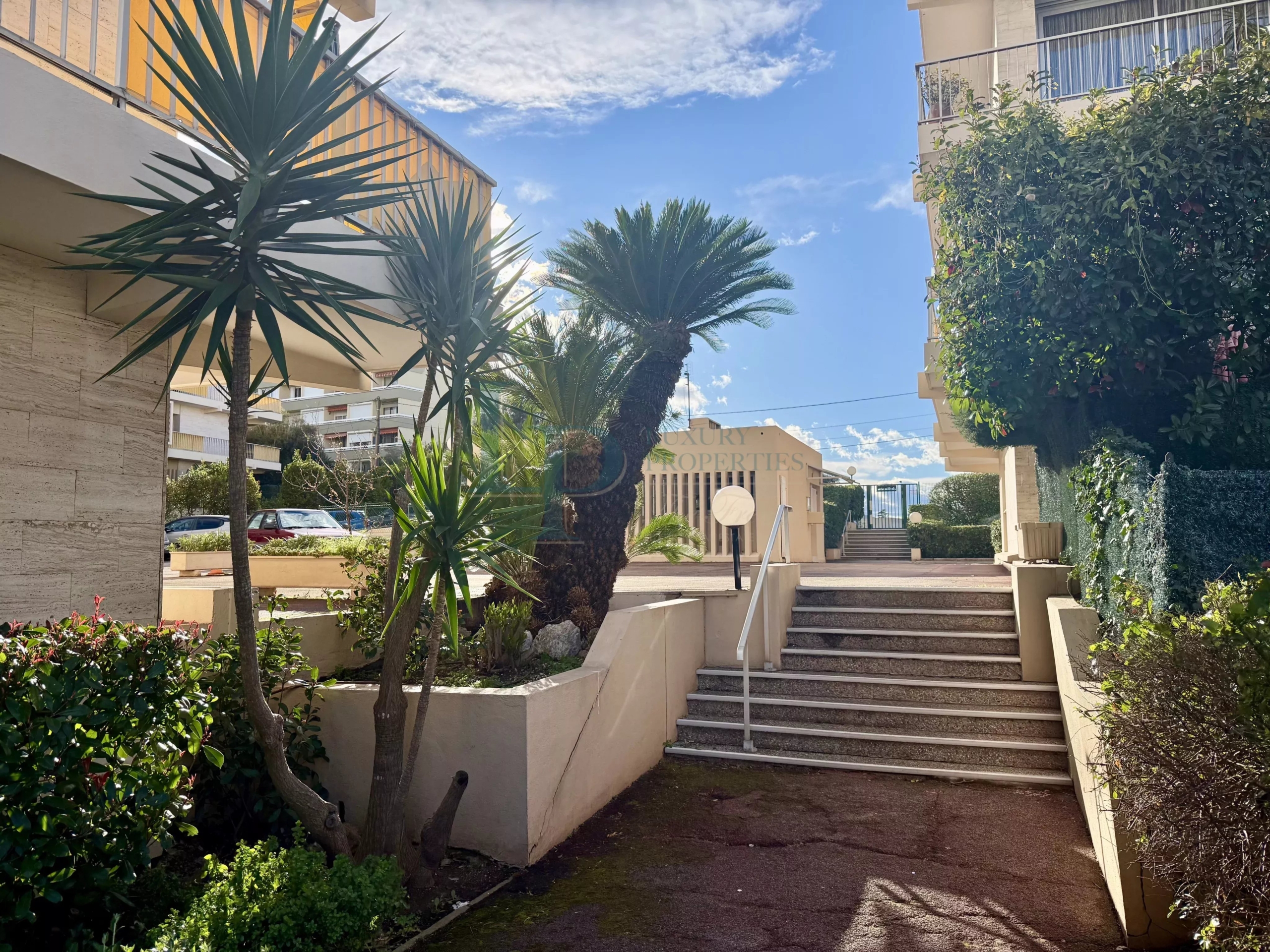 06d0e71a977843178fc7ae85e4365bec_5c36870e88_4096-original-23570-0.jpg Appartement lumineux à Antibes avec piscine et tennis