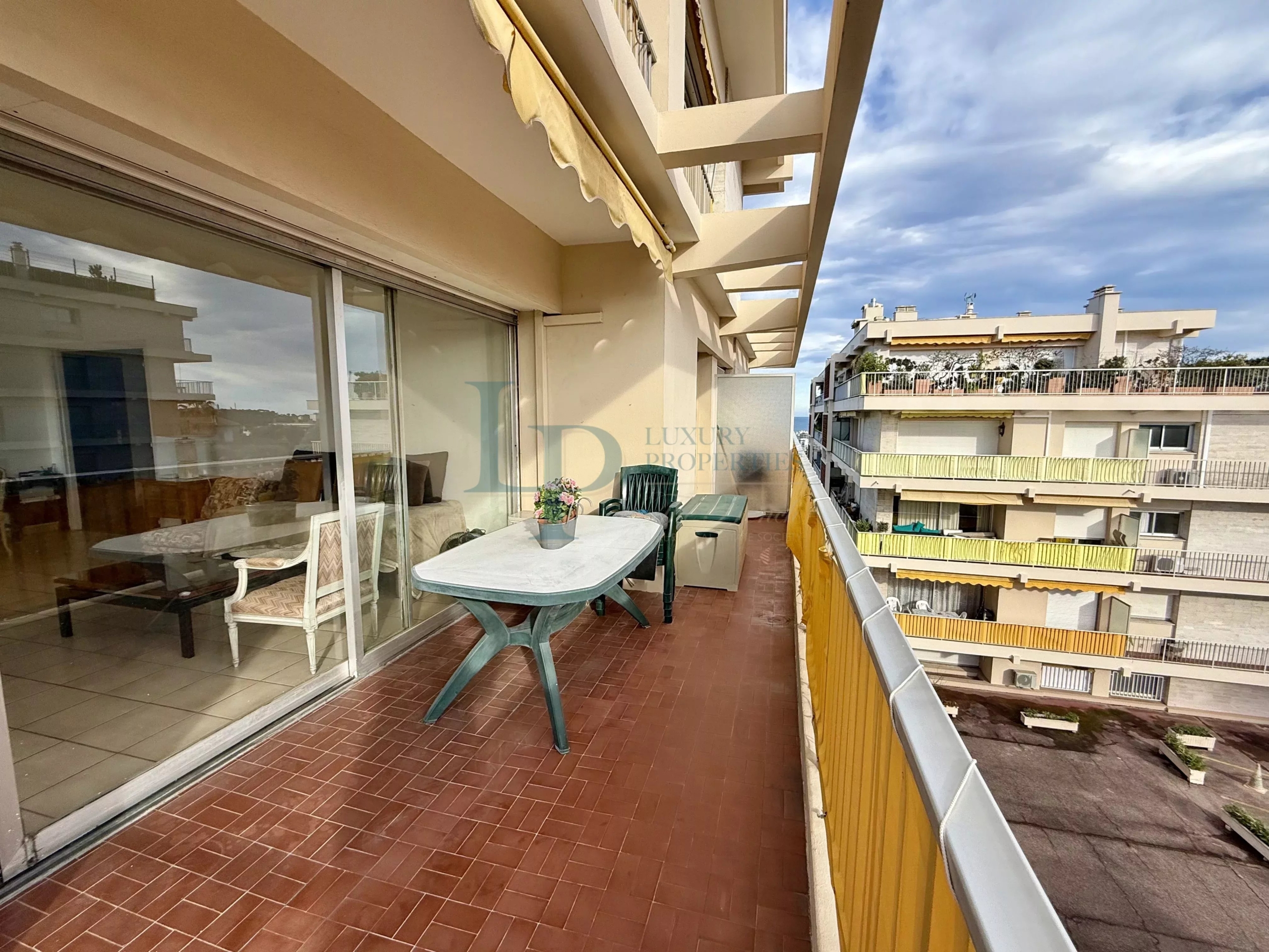 0cf971f4cb5f3b927b85e4613495c920_c7123d4dfe_4032-original-23570-0.jpg Appartement lumineux à Antibes avec piscine et tennis