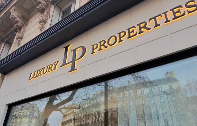 Façade le l'agence Luxury Properties à Paris
