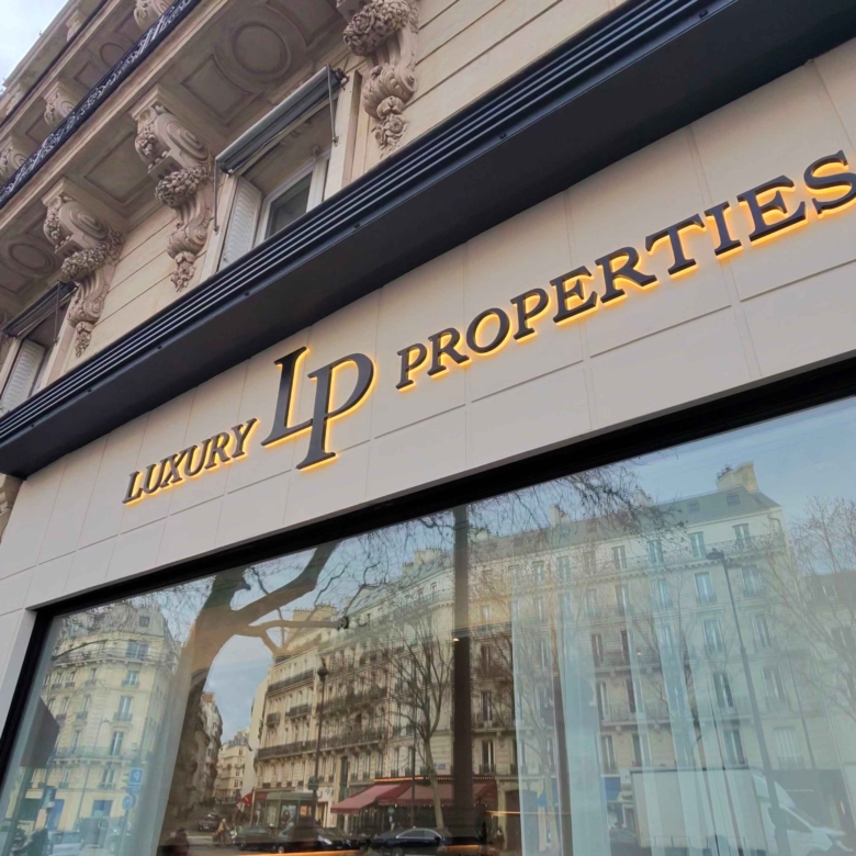 Façade le l'agence Luxury Properties à Paris