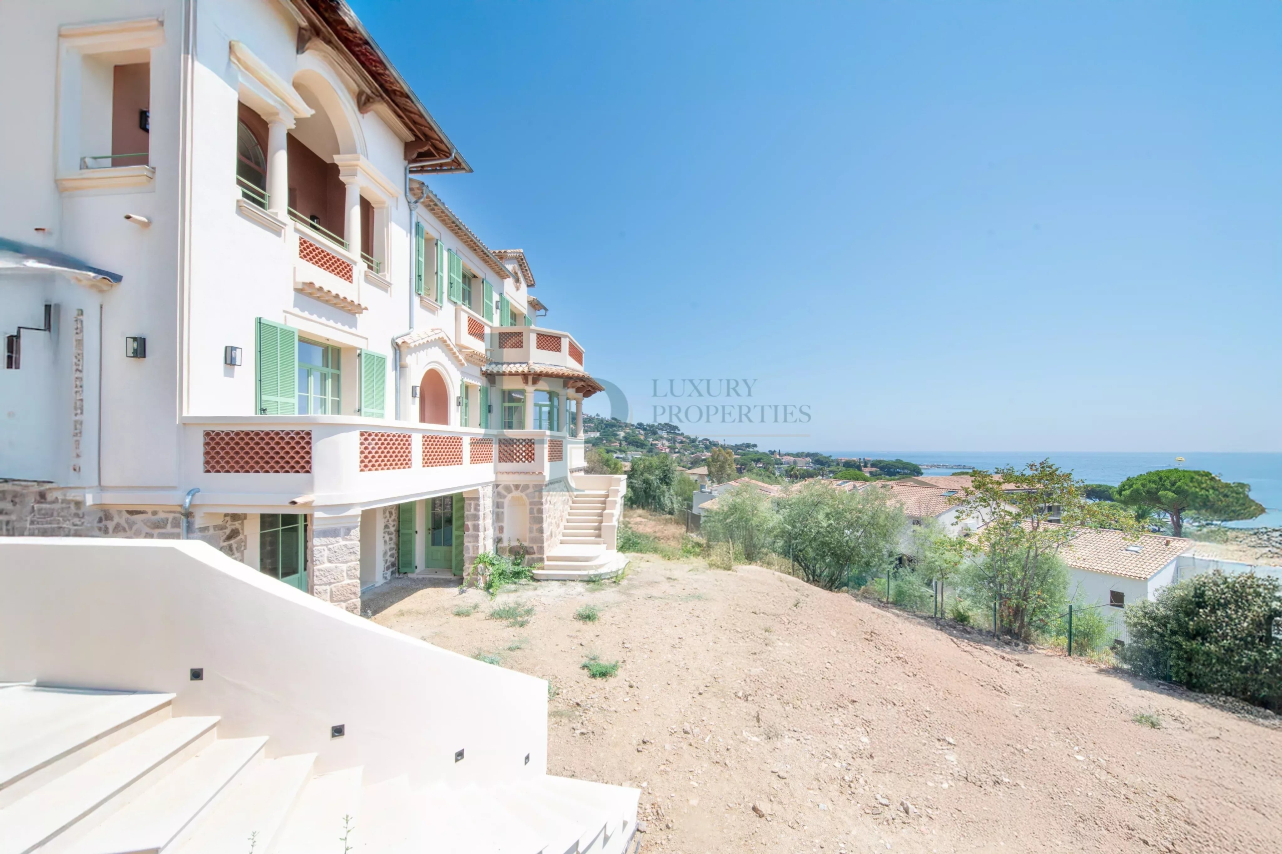 21da28f716e835bc8e7d57f8bc7905a1_5d43ad6d85_4096-original-21020-0.jpg Mas d’exception aux Issambres avec vue mer panoramique