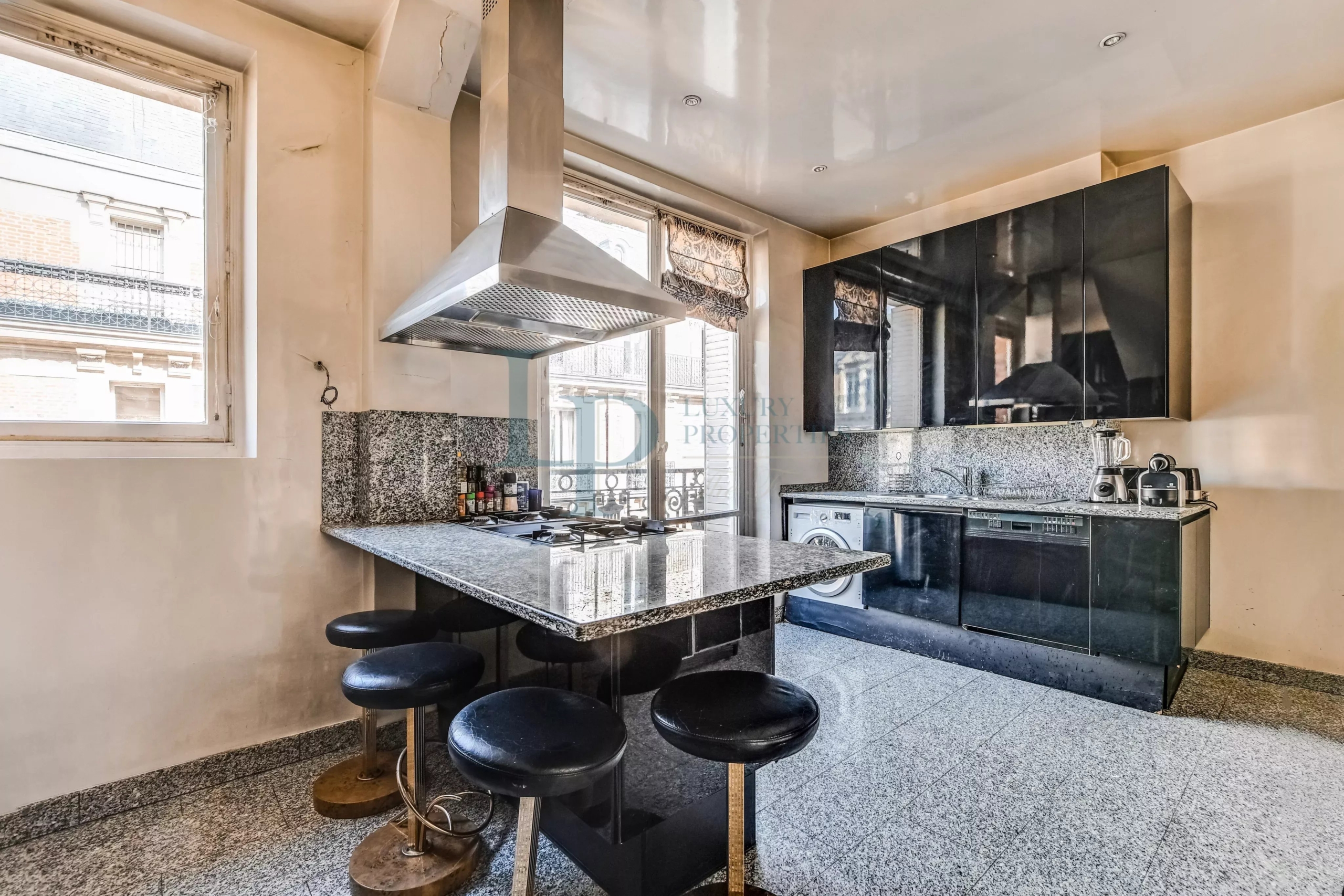 PARIS VIII – GOLDEN TRIANGLE | RECEPTION APARTMENT – 184 M²