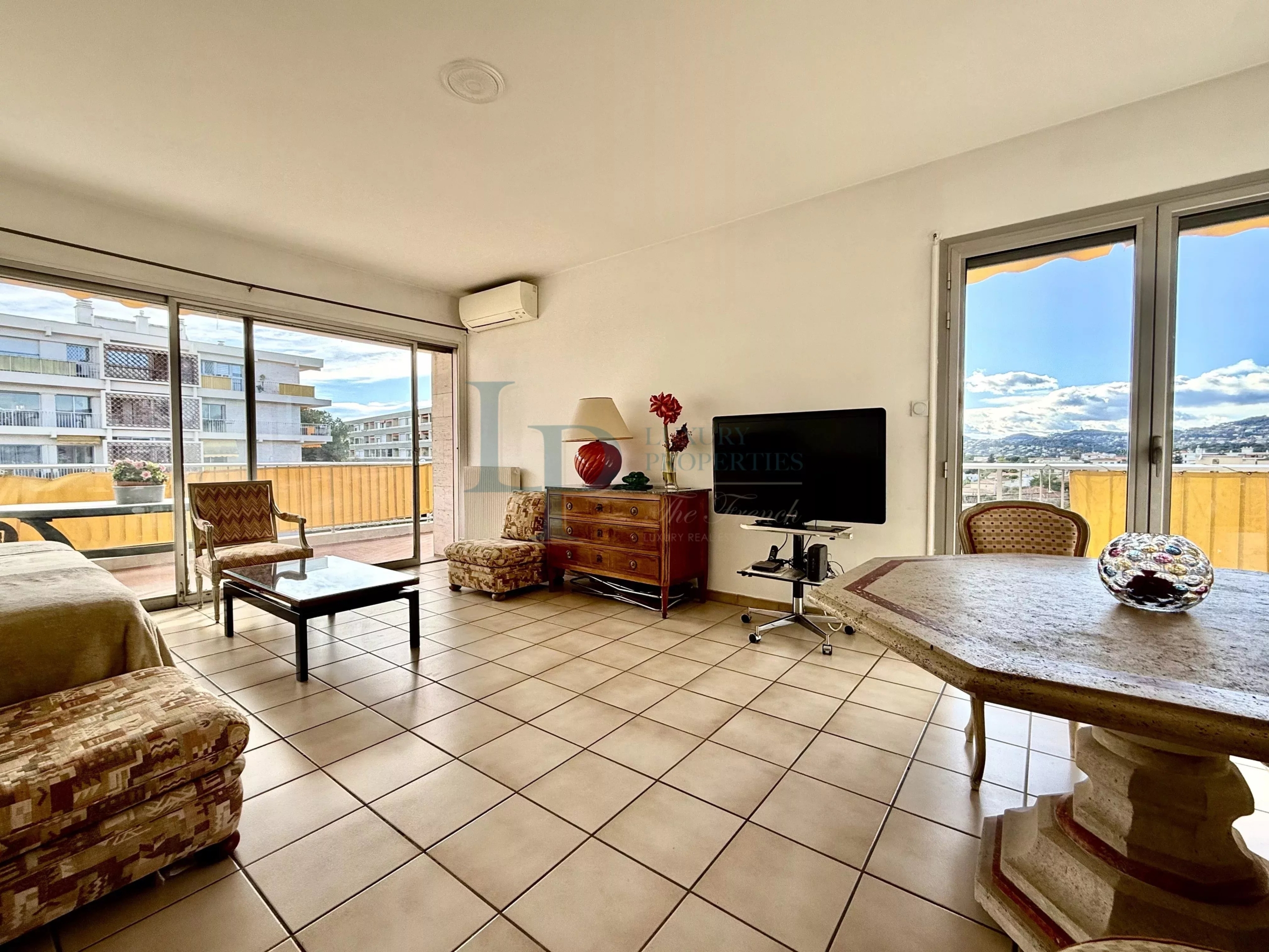 5d10f66a8d2d63e21840f6f8ced56081_e4f3b7c834_4032-original-23570-0.jpg Appartement lumineux à Antibes avec piscine et tennis