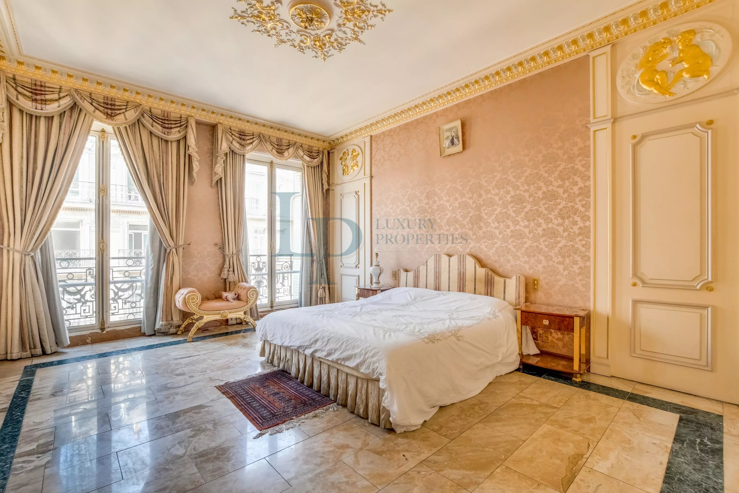 PARIS VIII – GOLDEN TRIANGLE | RECEPTION APARTMENT – 184 M²