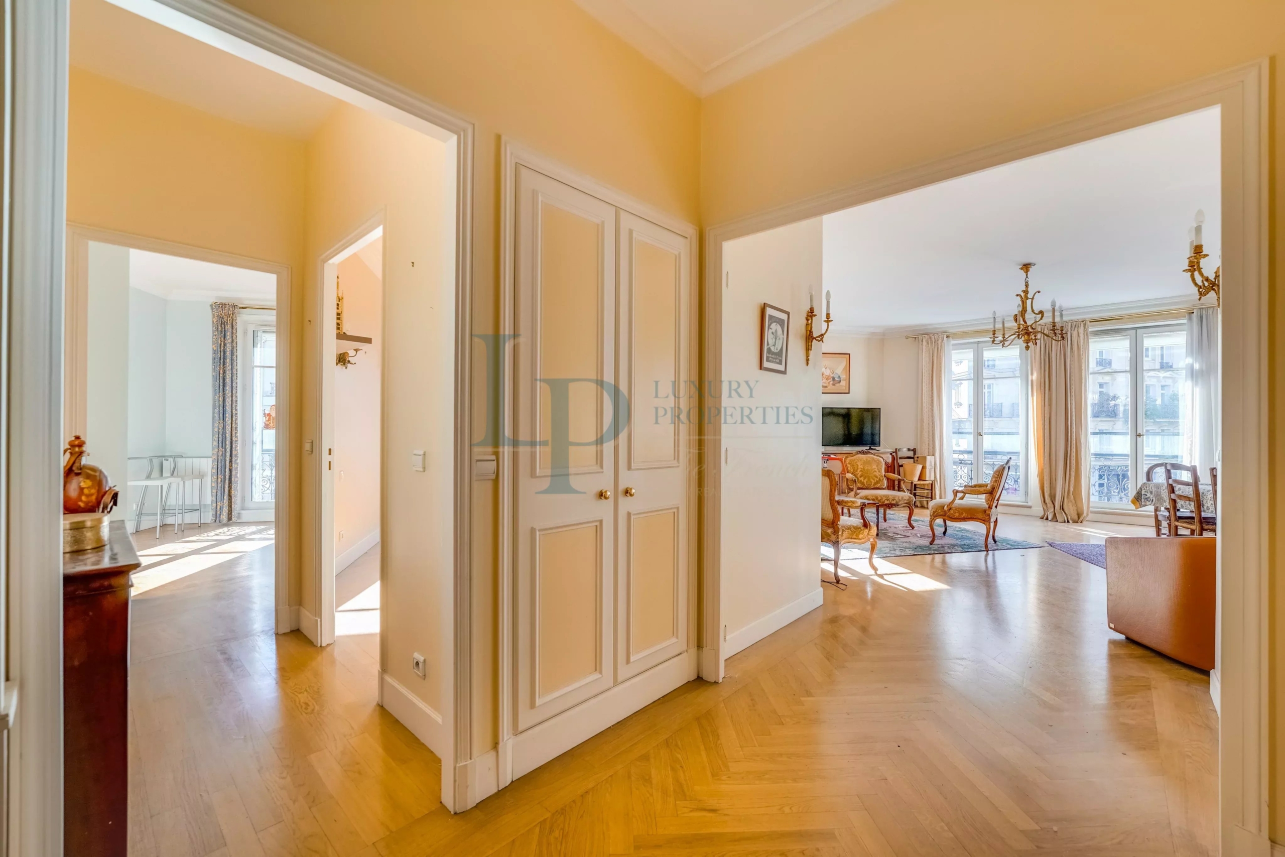 865a816aa632d9cbd7b276364a8bcefd_0376358ebe_4096-original-23167-0.jpg Exclusivité I Paris 17ème I Parc Monceau I Appartement 5 pièces I 120 m2 I 3 chambres I Plein Sud I Cave I Parking