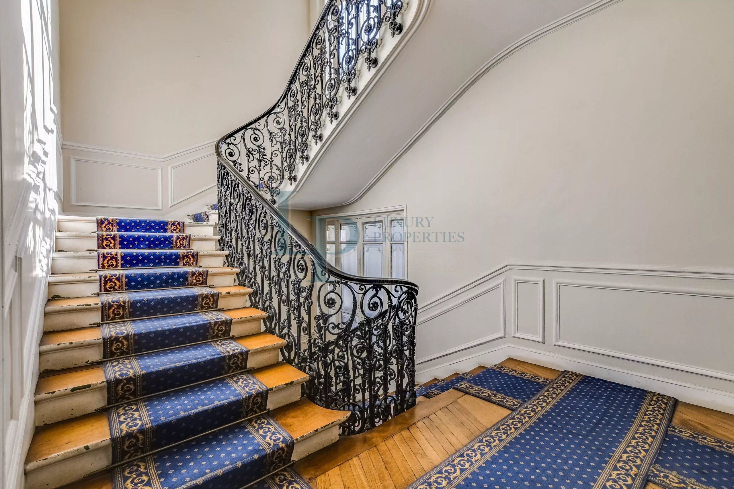 PARIS VIII – GOLDEN TRIANGLE | RECEPTION APARTMENT – 184 M²