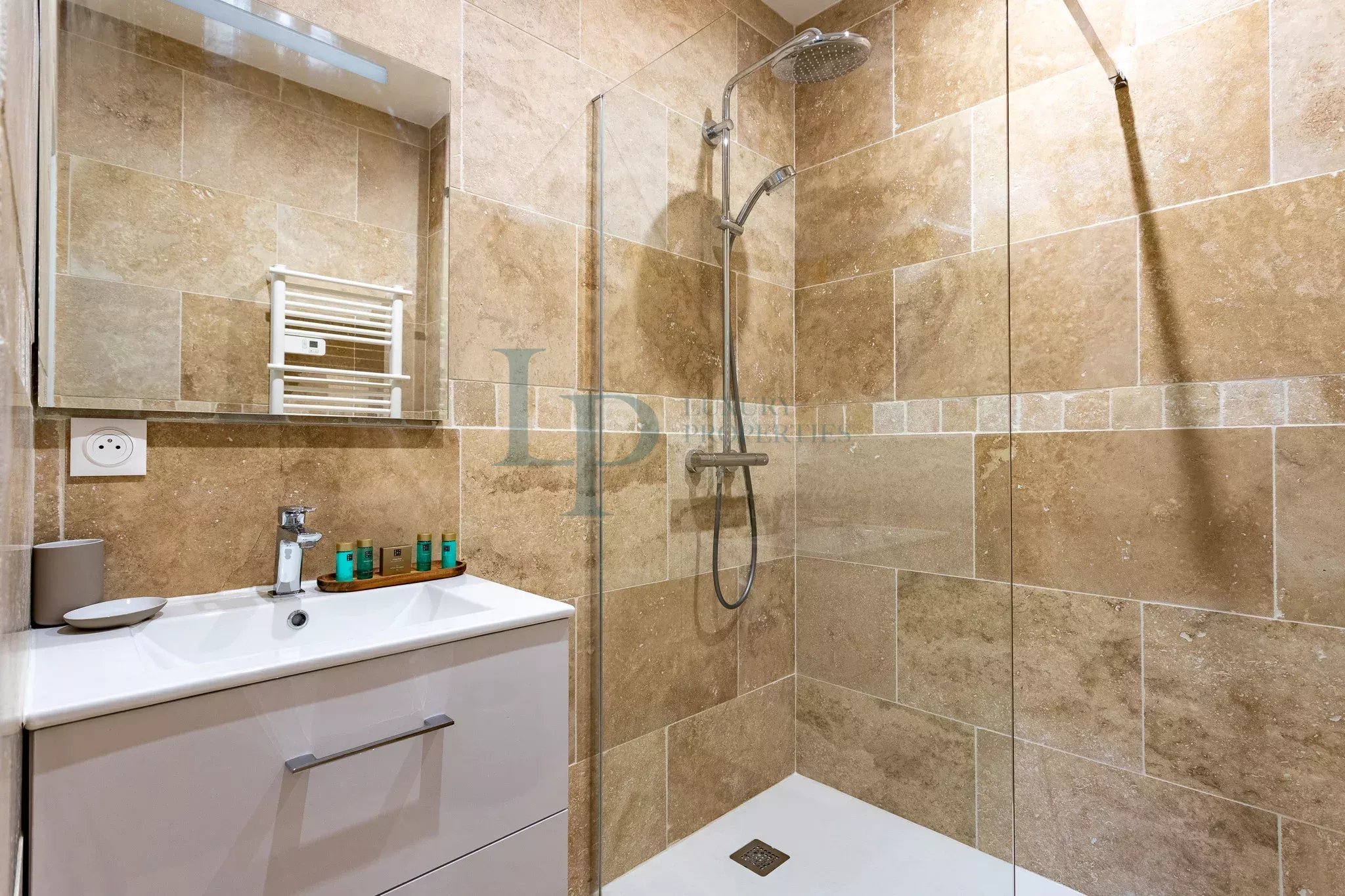 e82c5f0a2cbb885568c730da851d0b65_3557c201df_2048-original-20760-0.jpg APPARTEMENT 3 PIÈCES MEUBLÉ AVEC TERRASSE DE 91M²– LE PYLA-SUR-MER