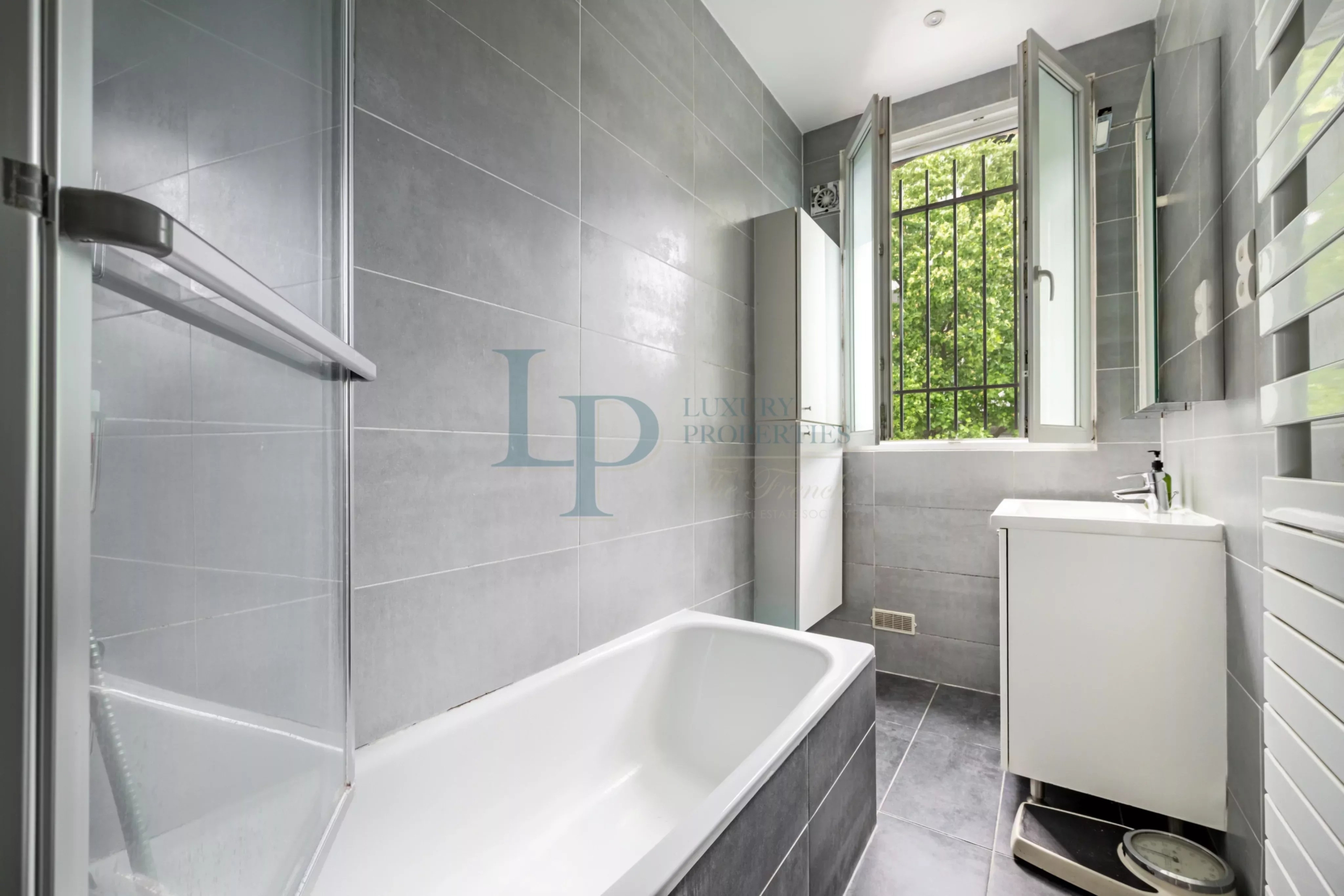 429ce7efaee7cd16e4fa512cbfb378d2_fe0ab301c9_4096-original-23744-0.jpg Pavillon familial ou projet d’investissement – 251.52 m² avec parcelle d’angle de 305 m² – jusqu’à 8 chambres – Jardin & potentiel constructible – Ivry-sur-Seine