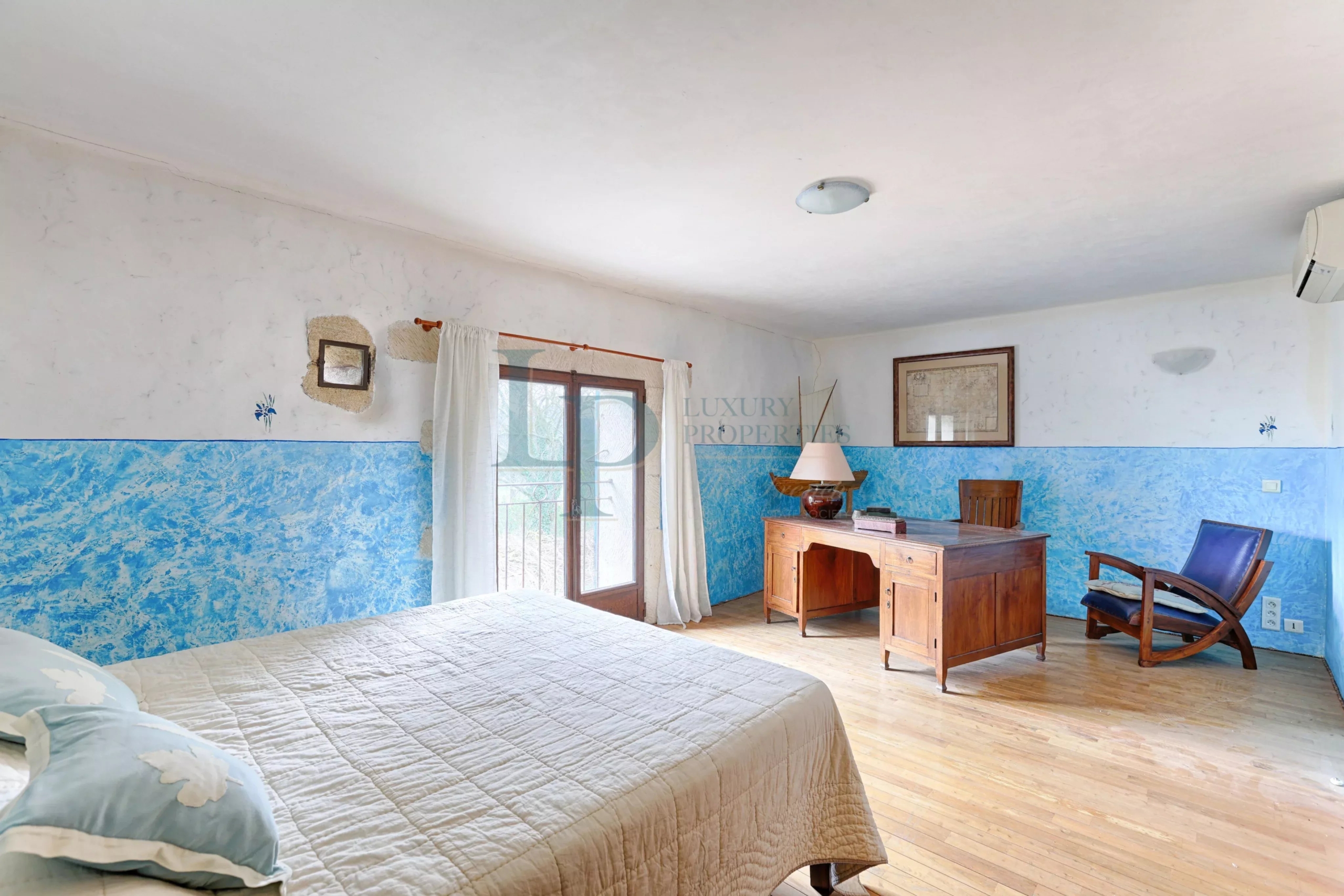 5236b634922827acaa9e9bad7eadd518_3d92a826b6_4096-original-24121-0.jpg Domaine d’Exception & Mas Provençal au cœur des Alpilles – 5 Ha – Architecture authentique et 100 % naturelle – Piscine / Solarium / Dépendances – Potentiel Unique – Saint-Rémy-de-Provence