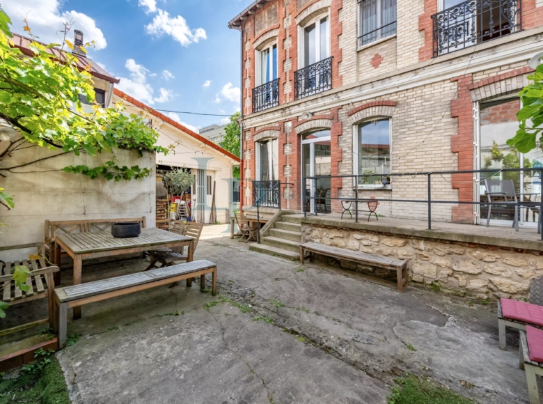 Casa familiar o proyecto de inversión – 251,52 m² sobre parcela esquinera de 305 m² – hasta 8 dormitorios – Jardín y potencial edificable – Ivry-sur-Seine