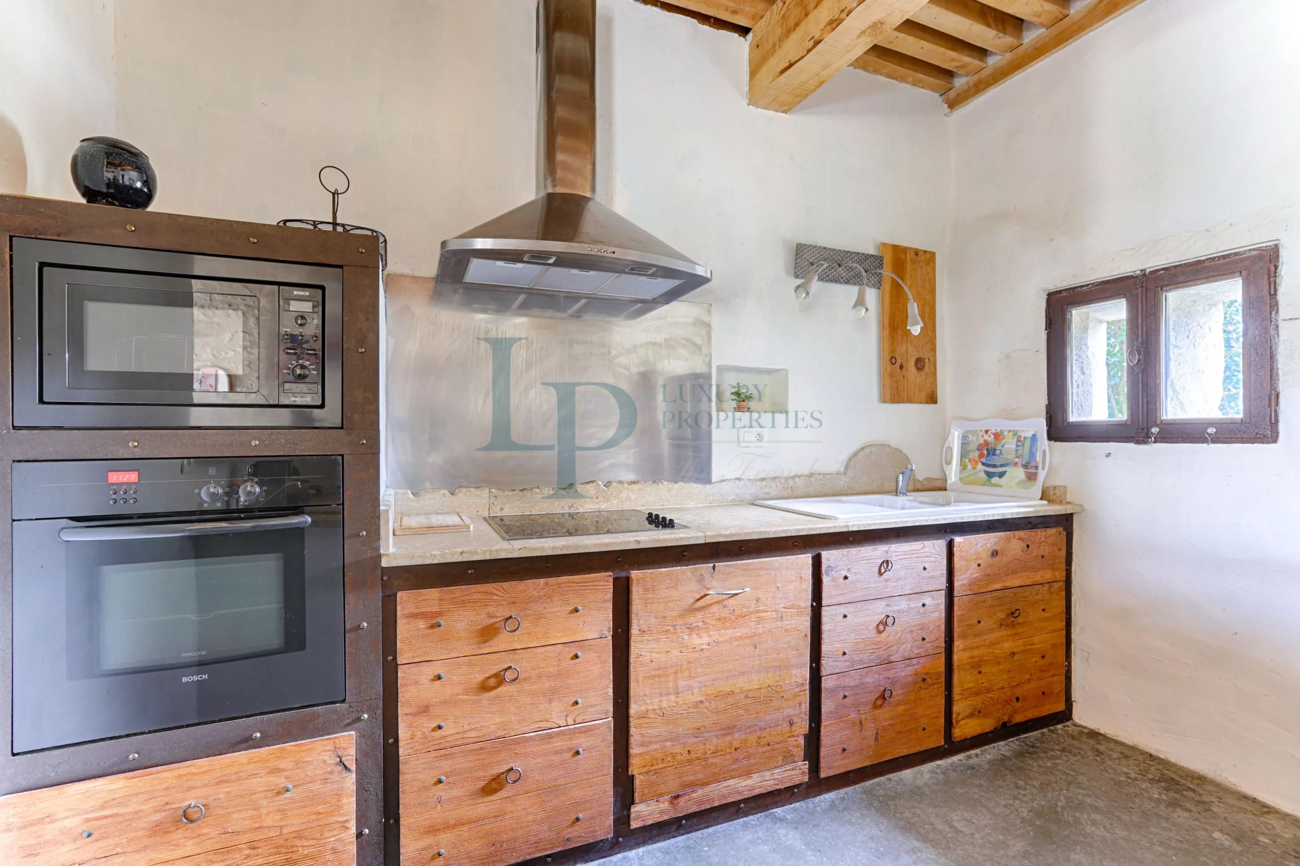 6e5ad9adaad04cc56aa1d4a0bbeae345_29ede560dc_4096-original-24121-0.jpg Domaine d’Exception & Mas Provençal au cœur des Alpilles – 5 Ha – Architecture authentique et 100 % naturelle – Piscine / Solarium / Dépendances – Potentiel Unique – Saint-Rémy-de-Provence