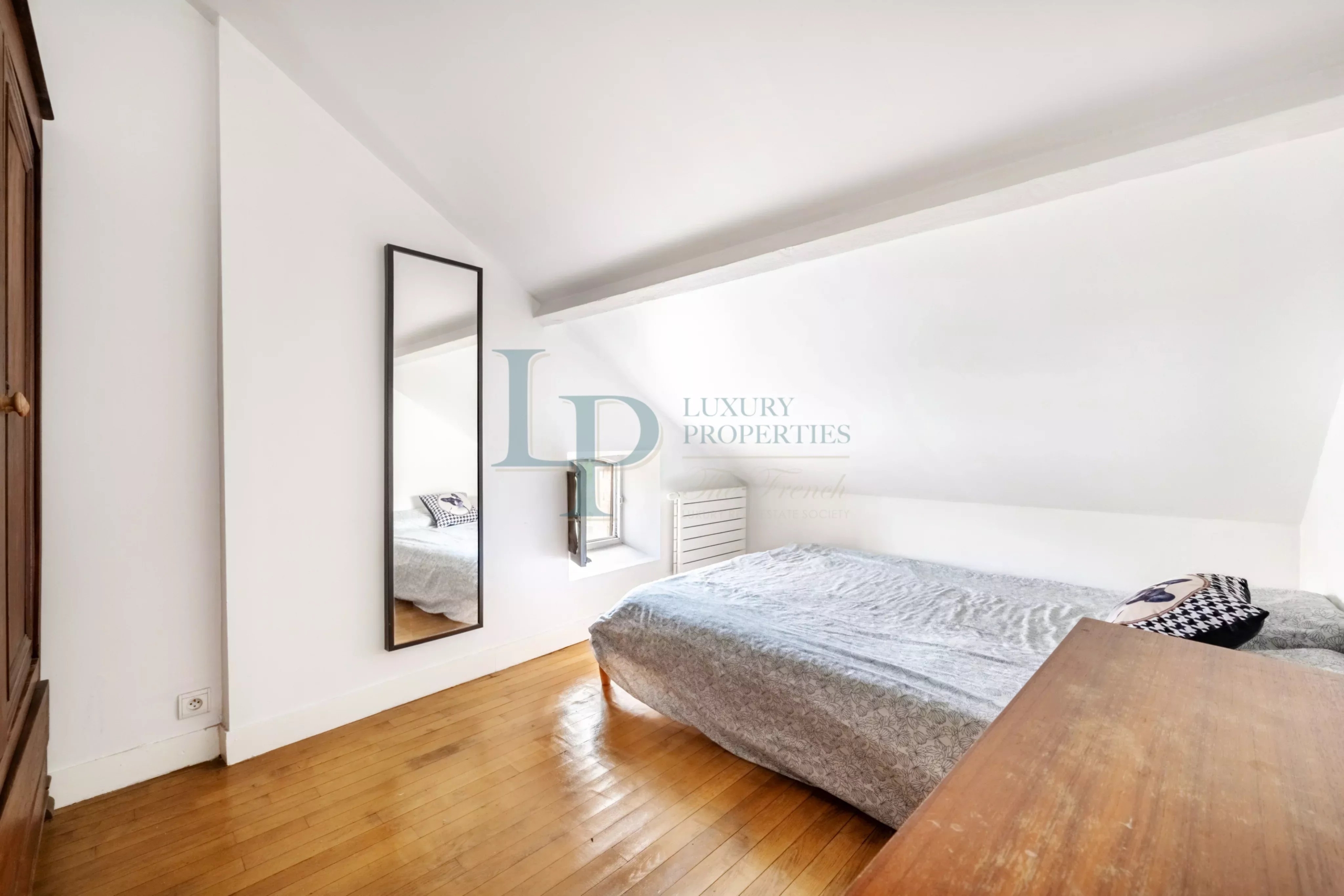 7d15e90db52162751265328736617bd6_d39b49315a_4096-original-23744-0.jpg Pavillon familial ou projet d’investissement – 251.52 m² avec parcelle d’angle de 305 m² – jusqu’à 8 chambres – Jardin & potentiel constructible – Ivry-sur-Seine