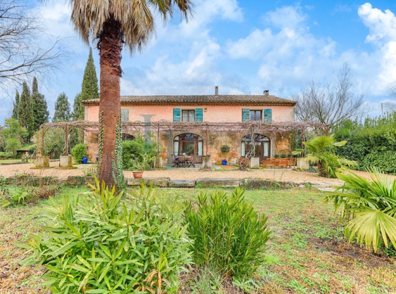 Domaine d’Exception & Mas Provençal au cœur des Alpilles – 5 Ha – Architecture authentique et 100 % naturelle – Piscine / Solarium / Dépendances – Potentiel Unique – Saint-Rémy-de-Provence