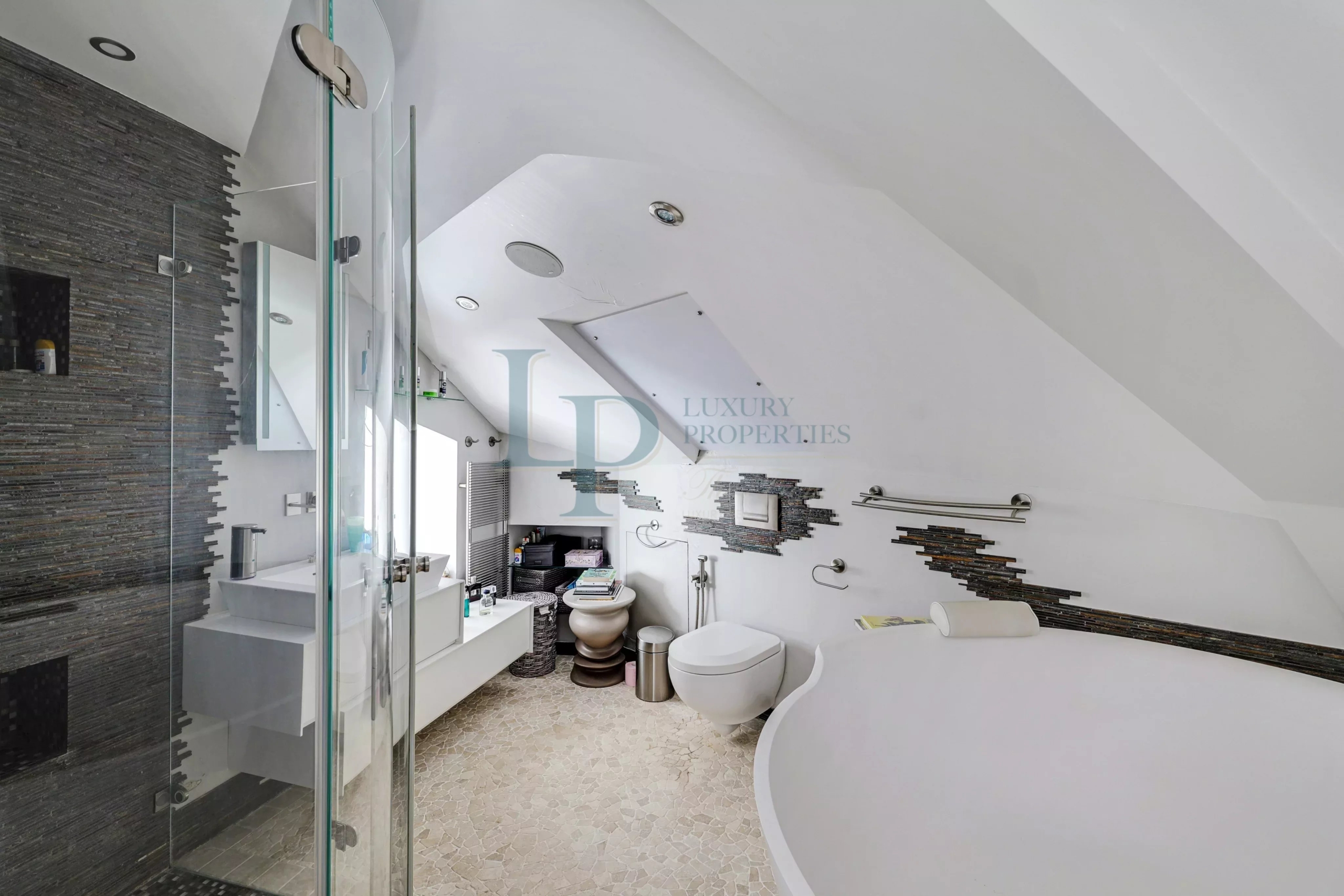 ba88a5720a5e2b780b5a1b629f374876_c9650b4bda_4096-original-23148-0.jpg Exclusivité – Face à l’Hippodrome de Saint-Cloud – Comme une Maison – Terrasse – Cave – Parkings – Piscine