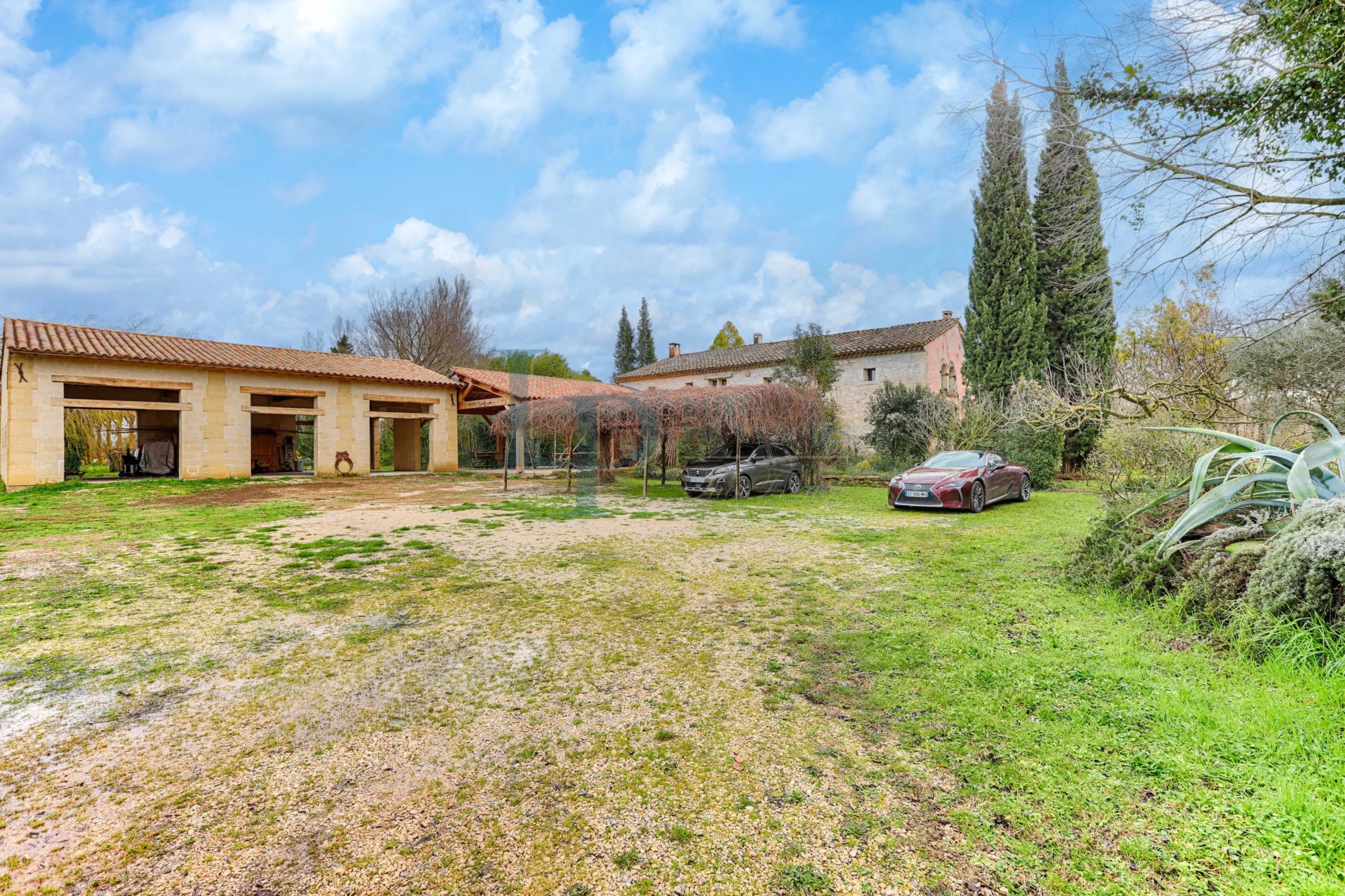 ffc9fe3bd56791e42e6b58c217137fa4_1e6a66704f_4096-original-24121-0.jpg Domaine d’Exception & Mas Provençal au cœur des Alpilles – 5 Ha – Architecture authentique et 100 % naturelle – Piscine / Solarium / Dépendances – Potentiel Unique – Saint-Rémy-de-Provence