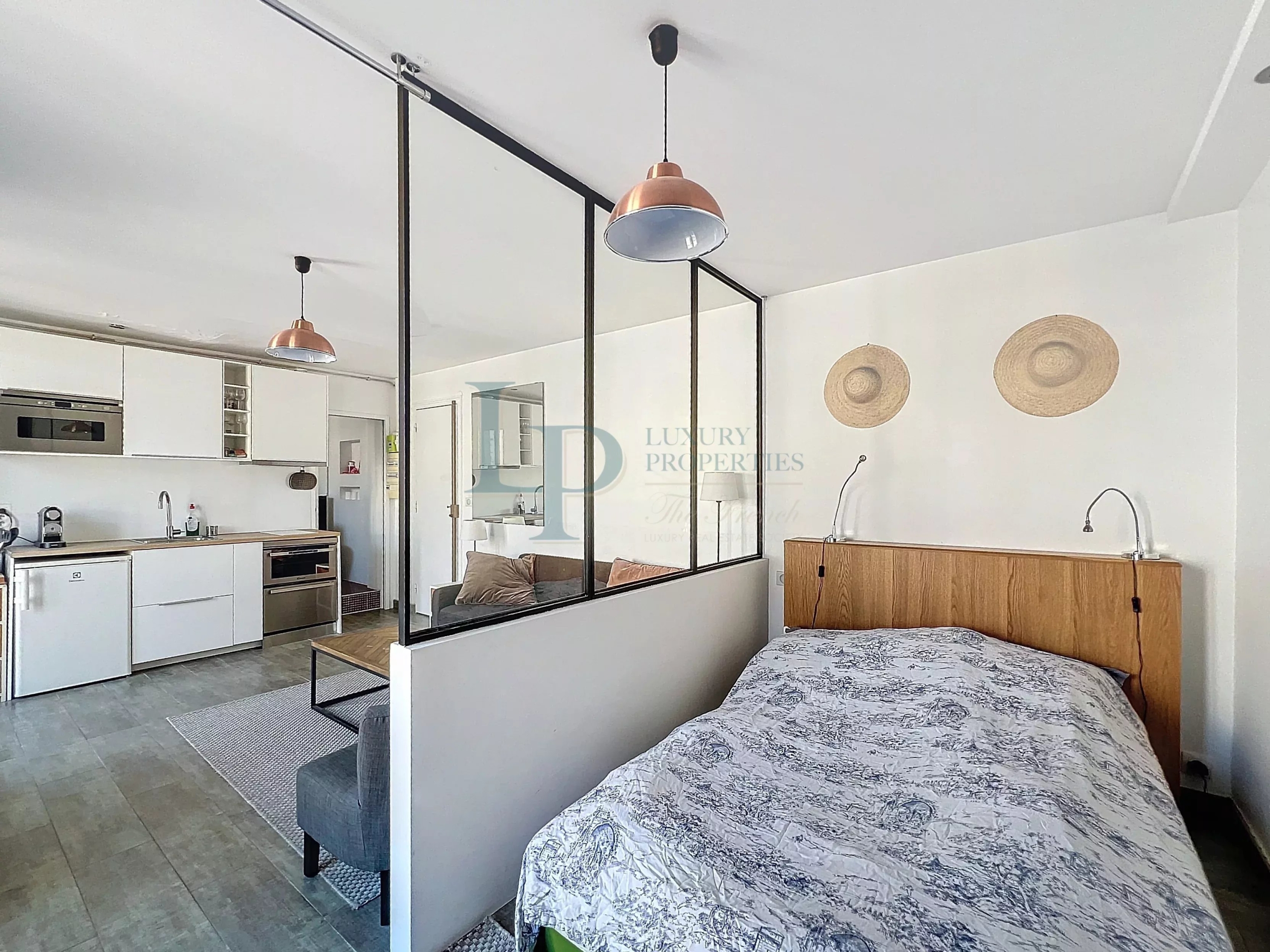01992d2fdca64e49b644c3164d9a5b30_108c65b60a_3328-original-22974-0.jpg Exclusivité LUXURY PROPERTIES – Kléber / Boissière – Studio / 2 pièces – Étage élevé – Balcon filant – Vue dégagée – Lumineux – Cave