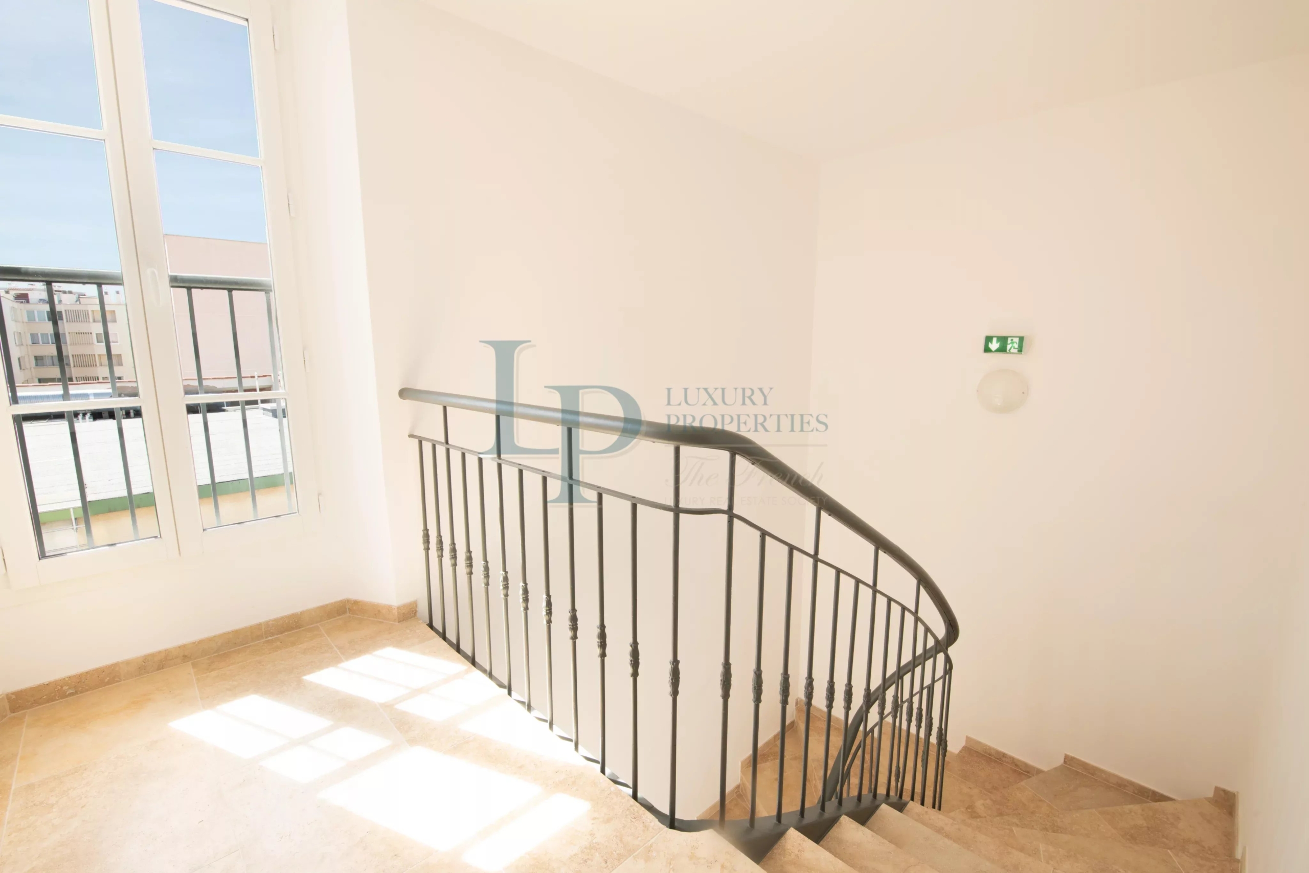01a310a0c3b19fadd4742291196c0bb4_32661e3b6a_4096-original-20964-0.jpg IDÉAL INVESTISSEUR – IMMEUBLE MEUBLÉ À FORT RENDEMENT AU CŒUR DE SAINTE-MAXIME