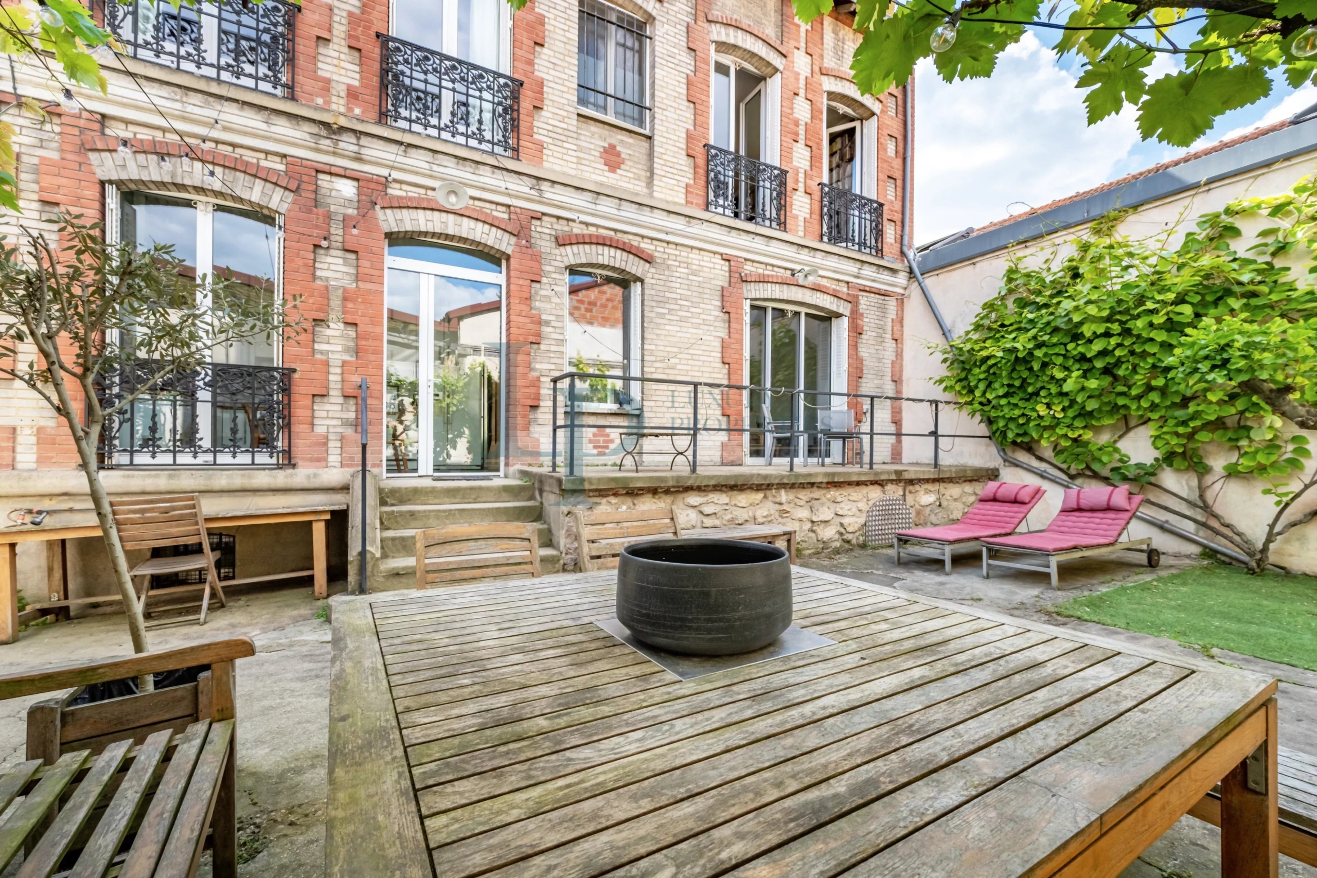 06f06b15f677a531fee766ebface171f_bbc3f838e3_4096-original-23744-0.jpg Pavillon familial ou projet d’investissement – 251.52 m² avec parcelle d’angle de 305 m² – jusqu’à 8 chambres – Jardin & potentiel constructible – Ivry-sur-Seine