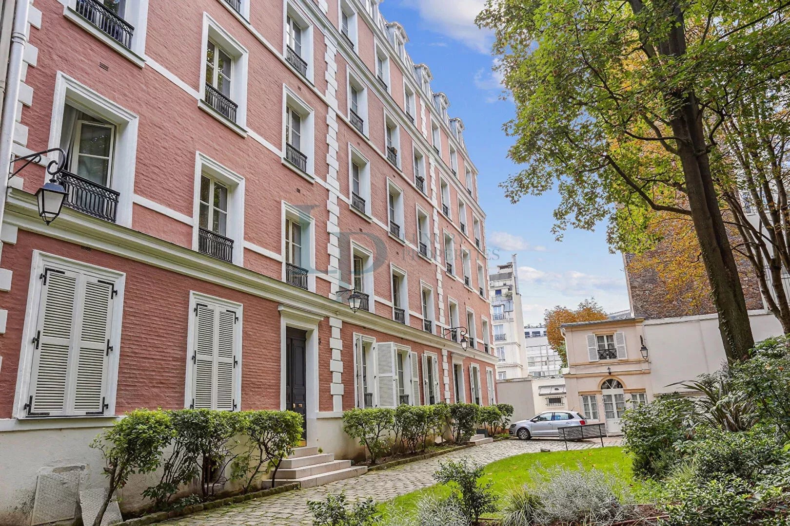 Paris 8ème – Les Jardins de Friedland – Calme  – 5 pièces – Refait à neuf