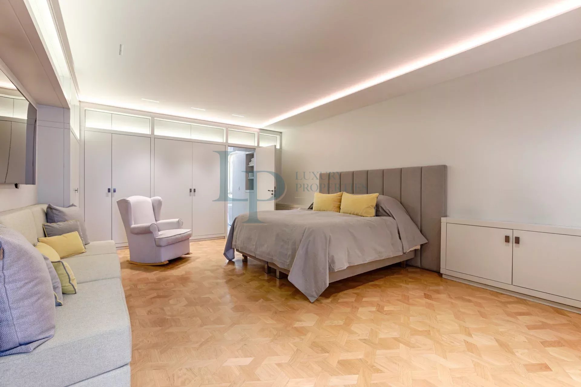 Luxurious Parisian Apartment with Modern Amenities