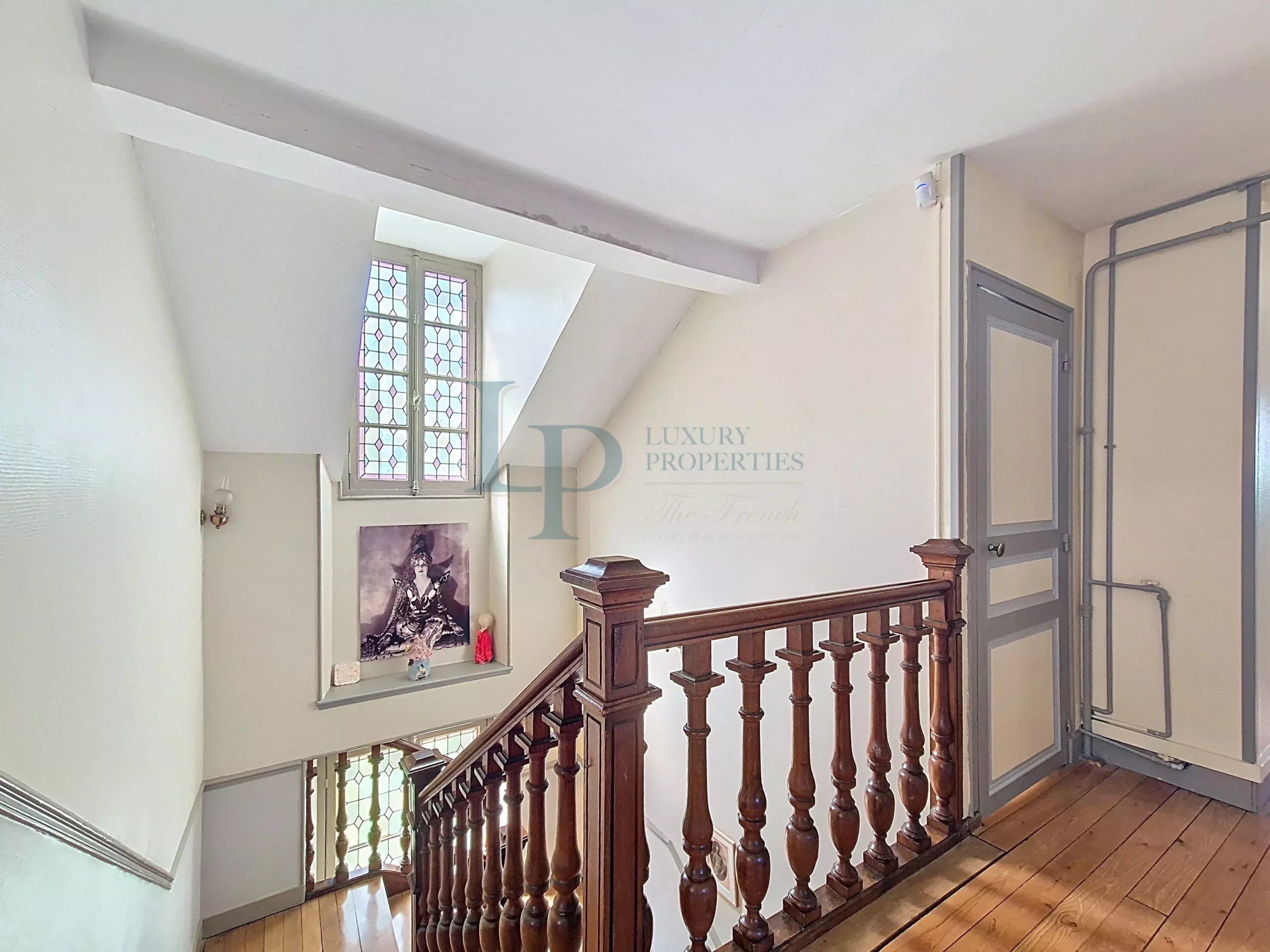 Property “Affolante” Historic Near Paris Gates
