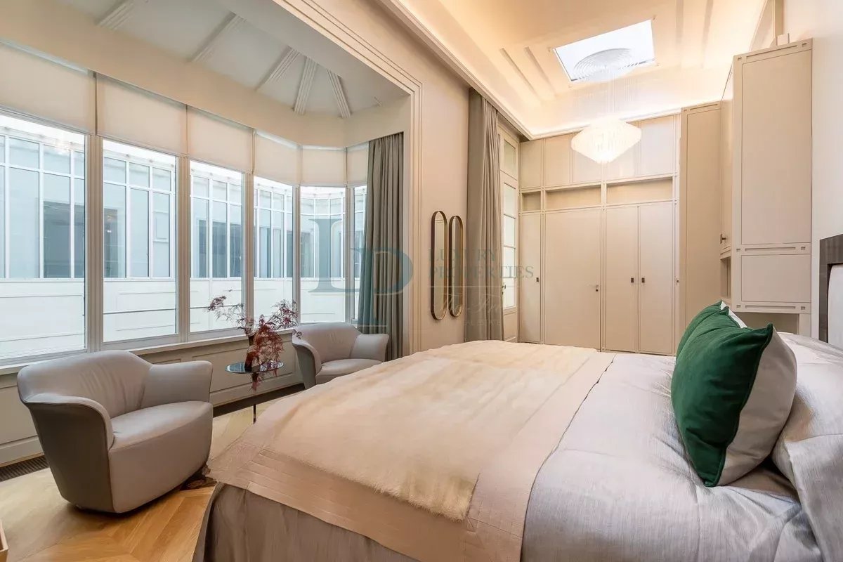Luxurious Parisian Apartment with Modern Amenities