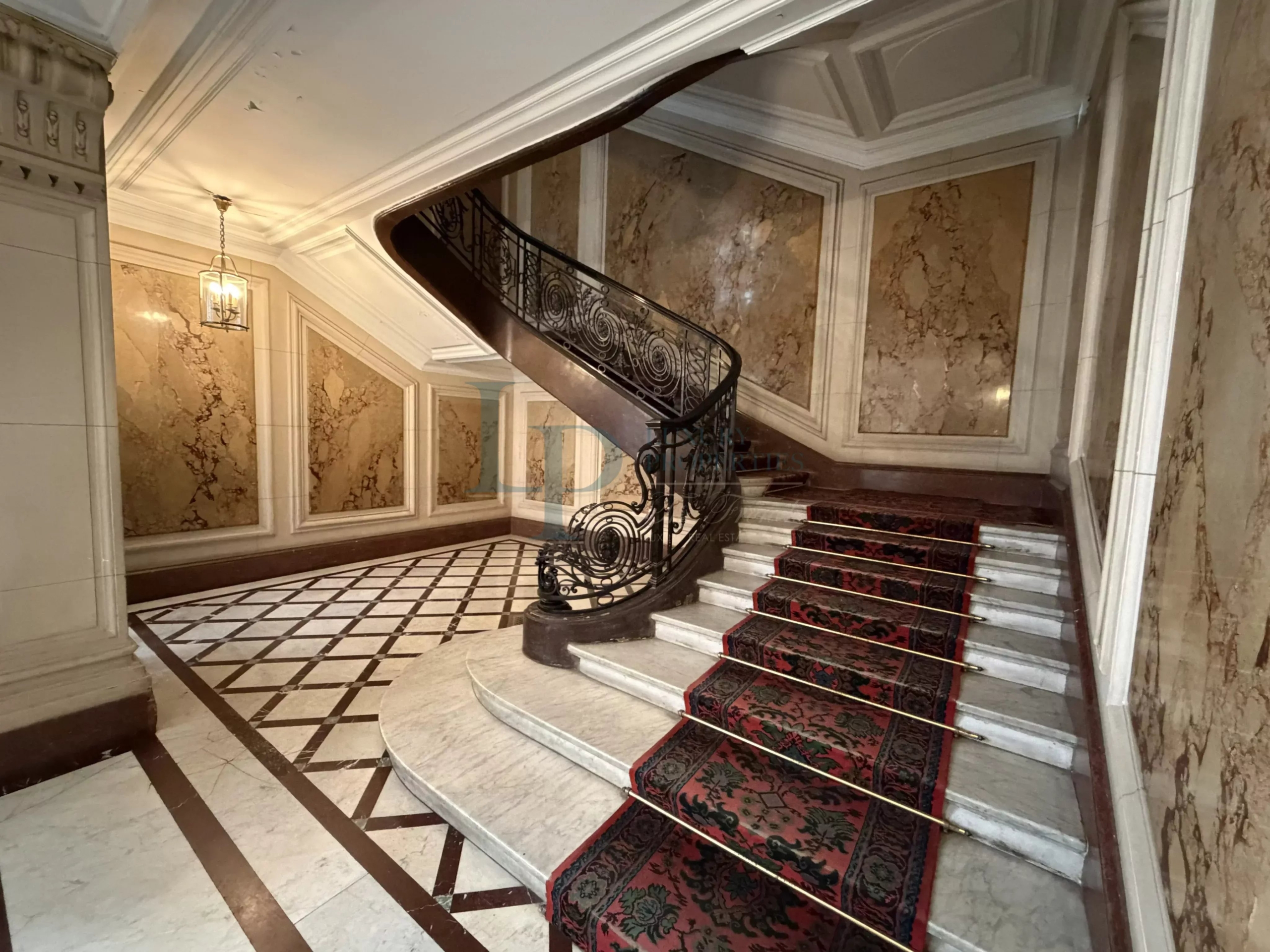 Exclusive – Paris VIII – Faubourg Saint-Honoré – Top floor – Elevator