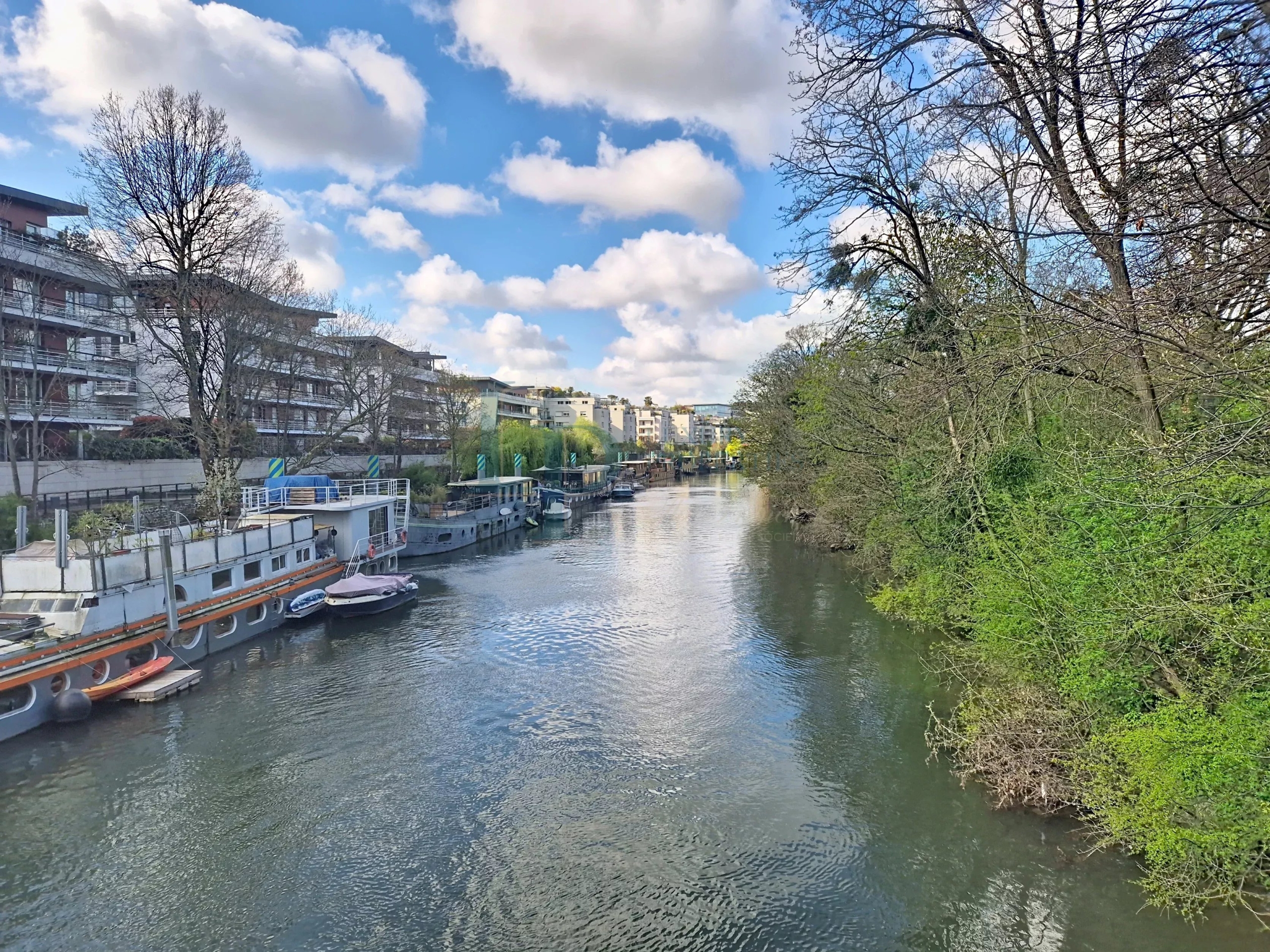 Bord d'une rivière avec péniche