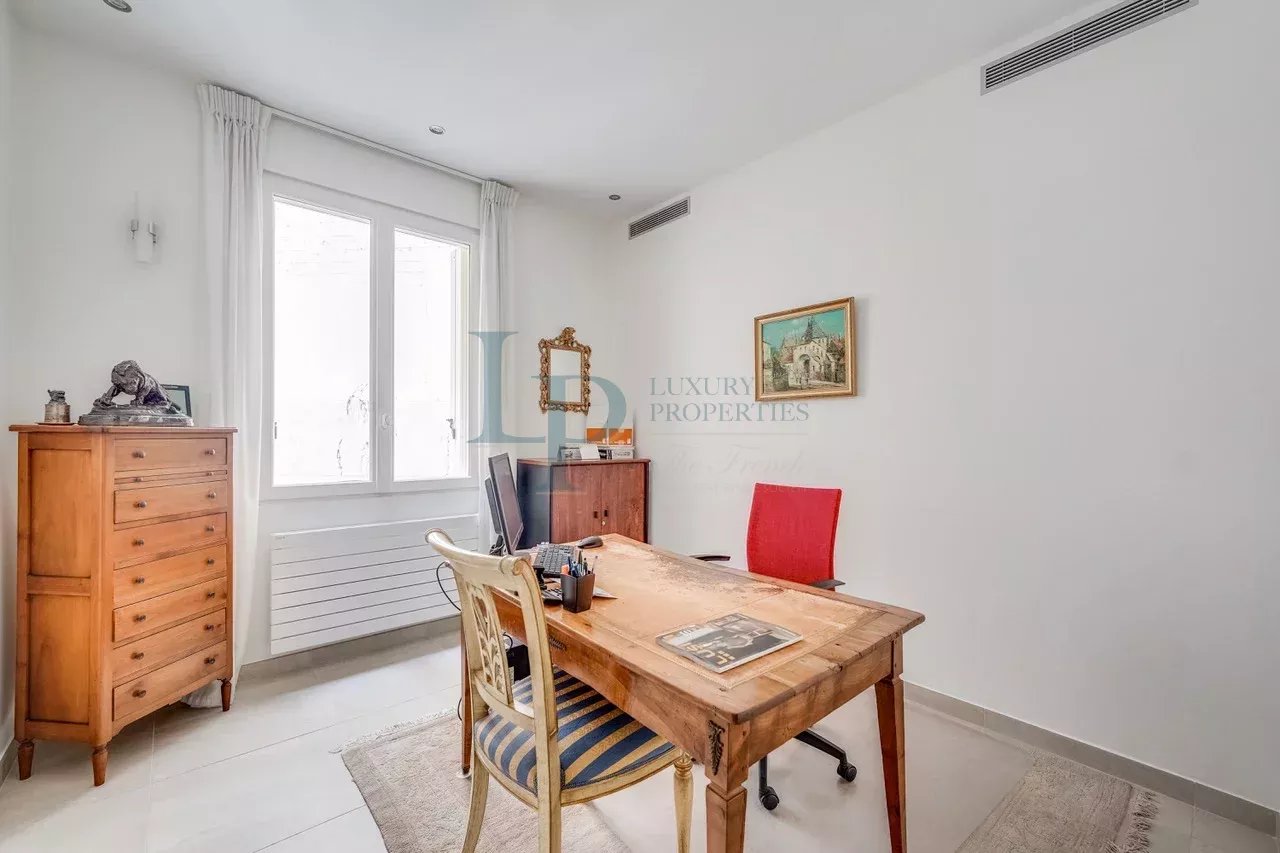 Spacious prestige apartment in Paris 8