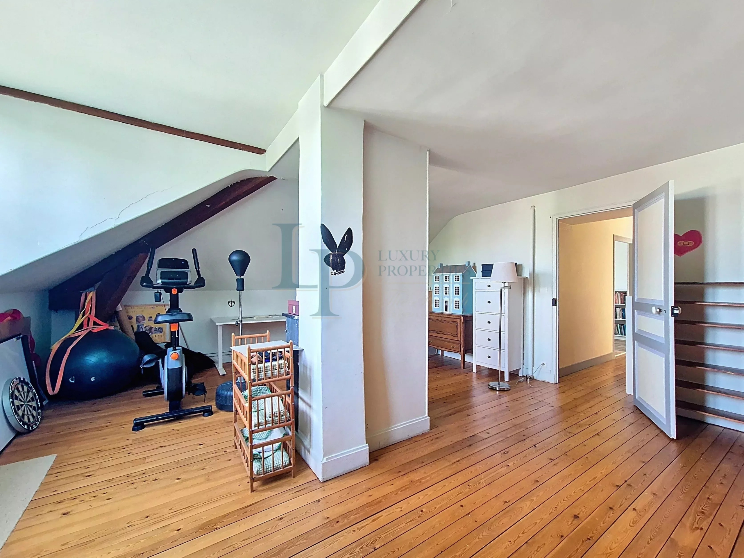 Property “Affolante” Historic Near Paris Gates