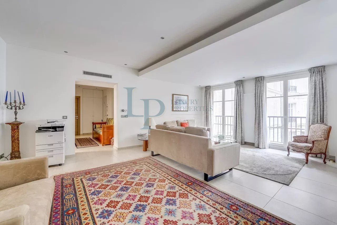 Spacious prestige apartment in Paris 8