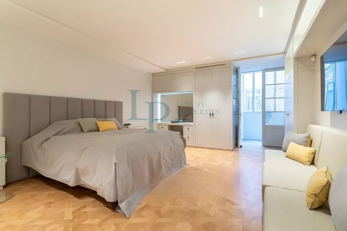 Luxurious Parisian Apartment with Modern Amenities