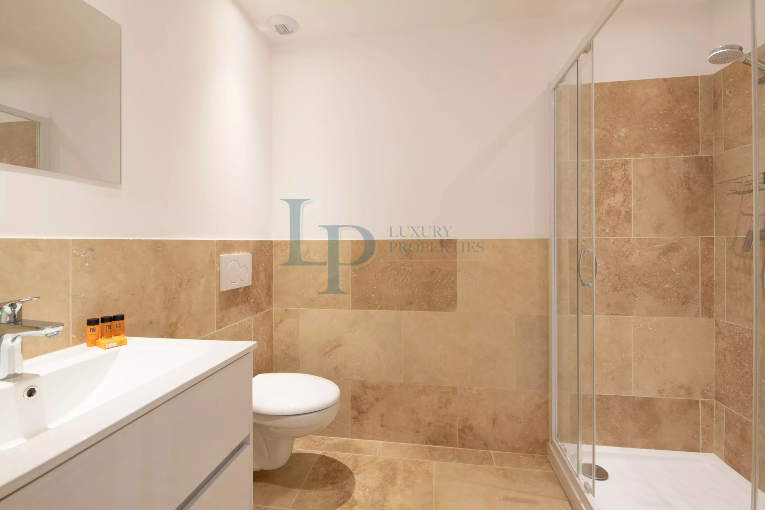 1ab204bf2a88caf81b2917b943ce5e80_62524669ad_4096-original-20964-0.jpg IDÉAL INVESTISSEUR – IMMEUBLE MEUBLÉ À FORT RENDEMENT AU CŒUR DE SAINTE-MAXIME