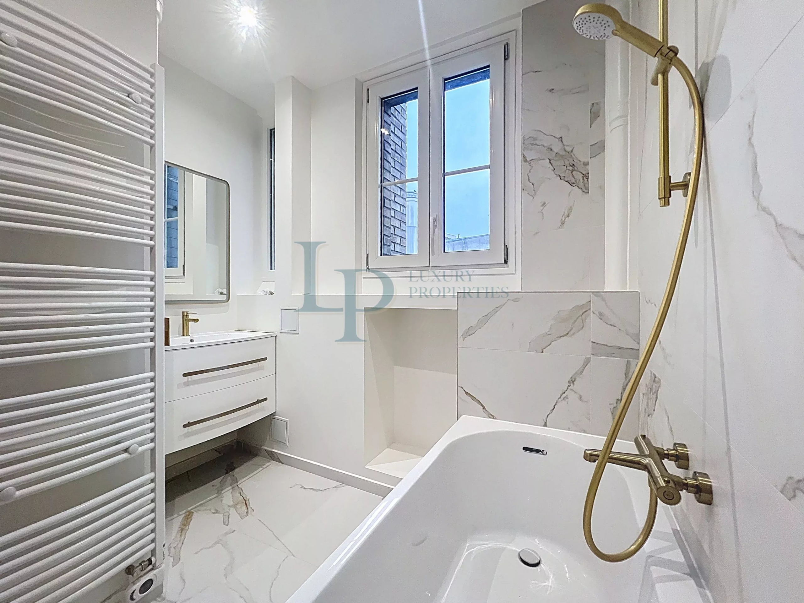 1cc64d6eaba92f842beaeb711d5171fd_c53dca367f_3344-original-24485-0.jpg Paris XVI – Appartement 3 pièces entièrement rénové – Proche de toutes les commodités – Deux caves