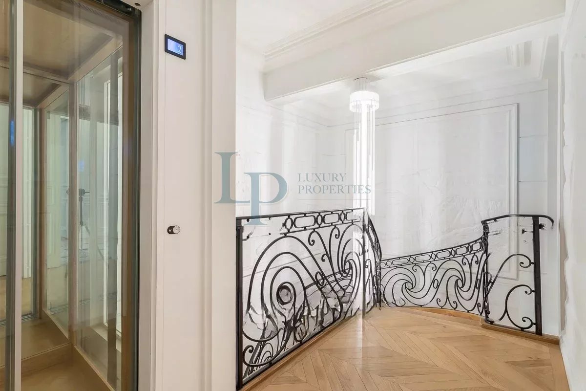 Luxurious Parisian Apartment with Modern Amenities