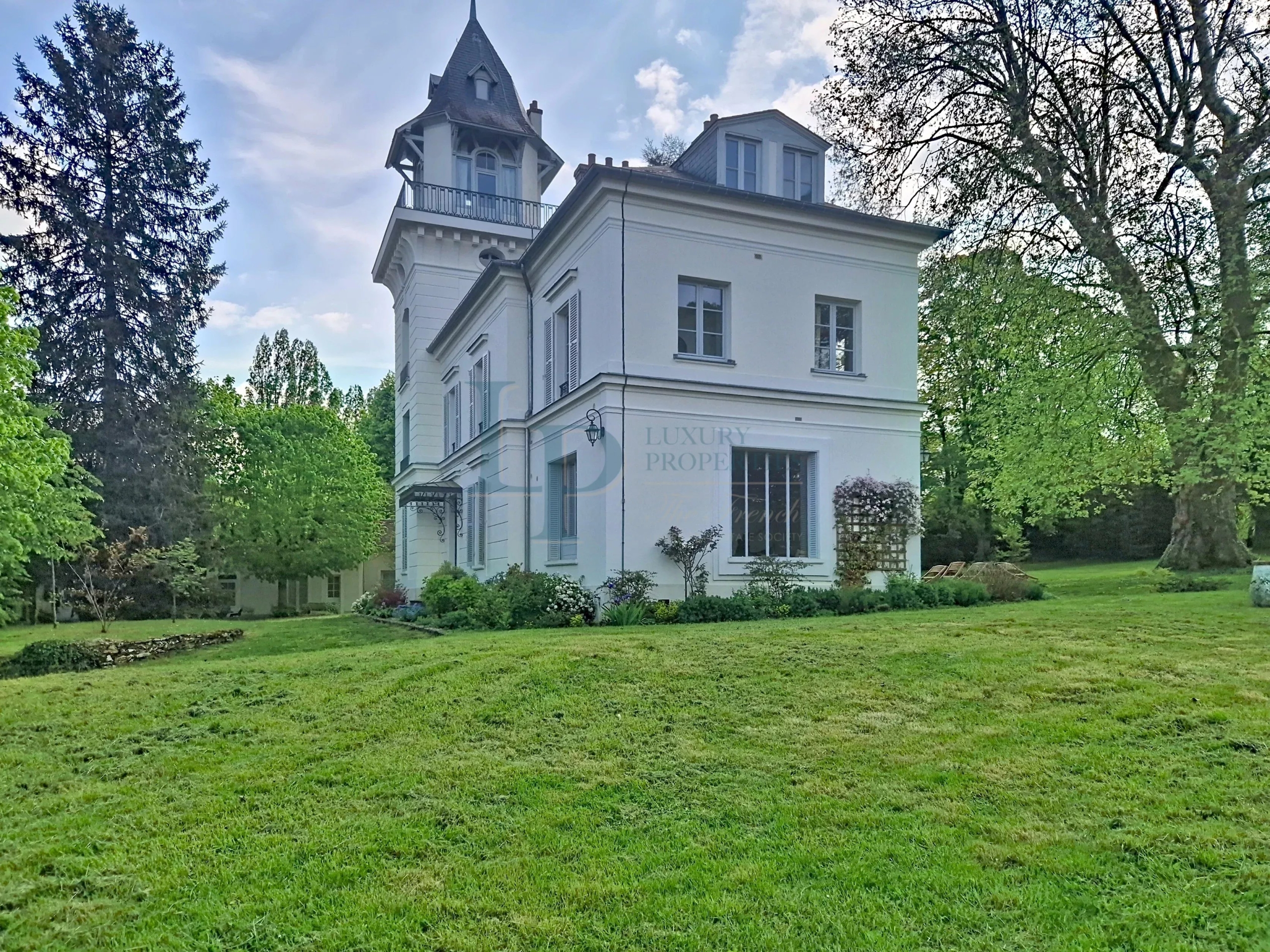 Property “Affolante” Historic Near Paris Gates