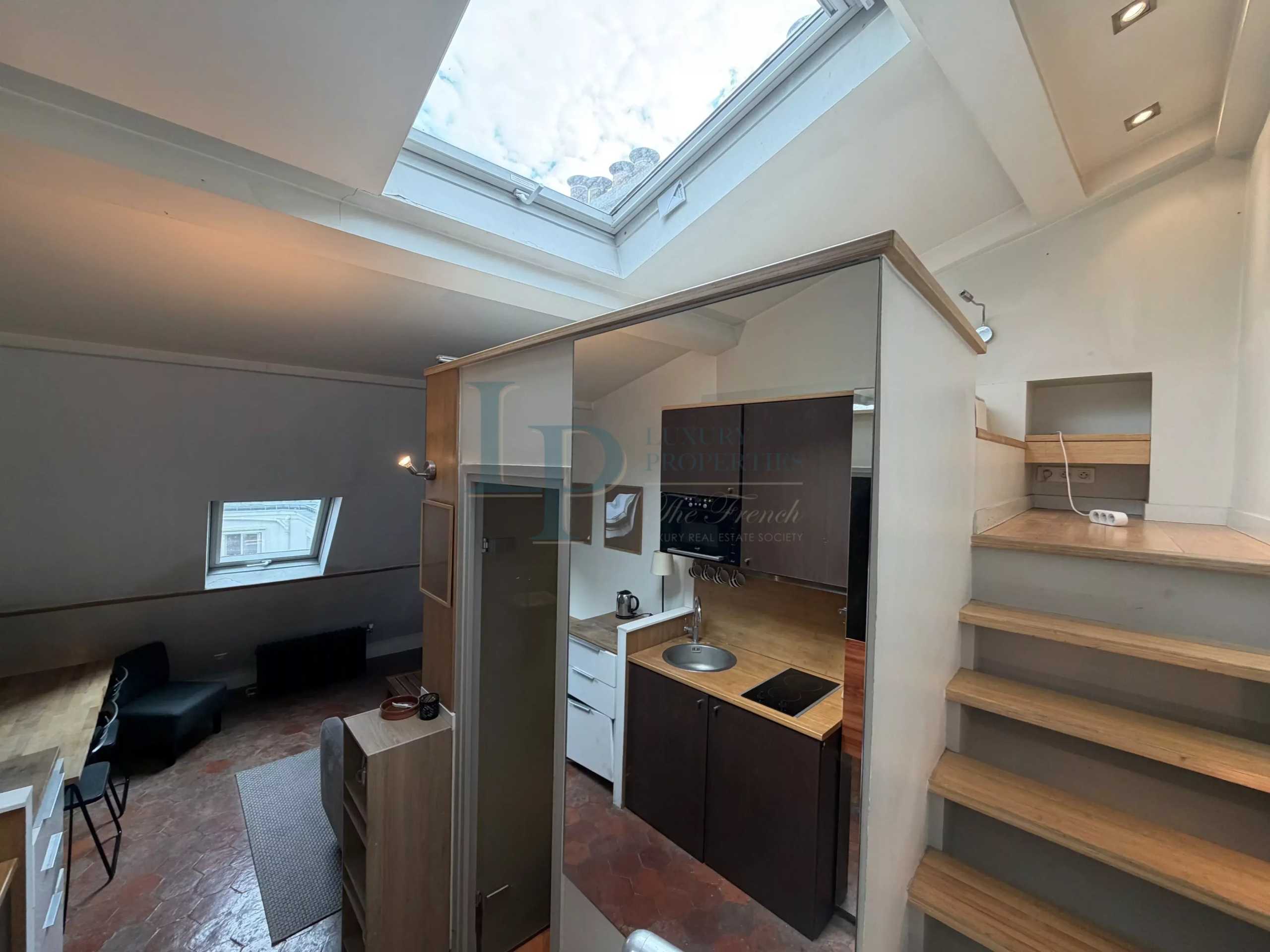 Exclusive – Paris VIII – Faubourg Saint-Honoré – Top floor – Elevator