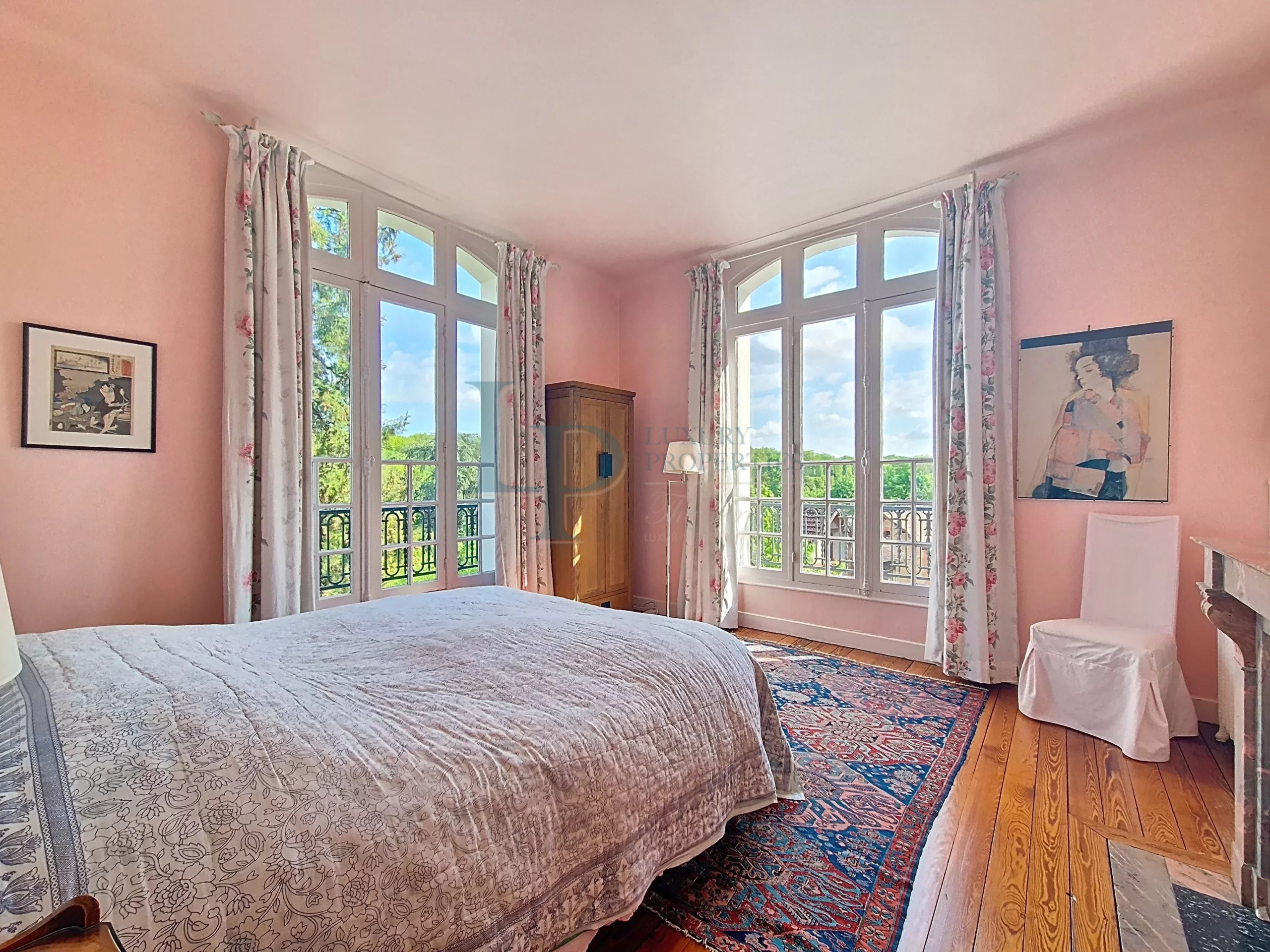 Property “Affolante” Historic Near Paris Gates