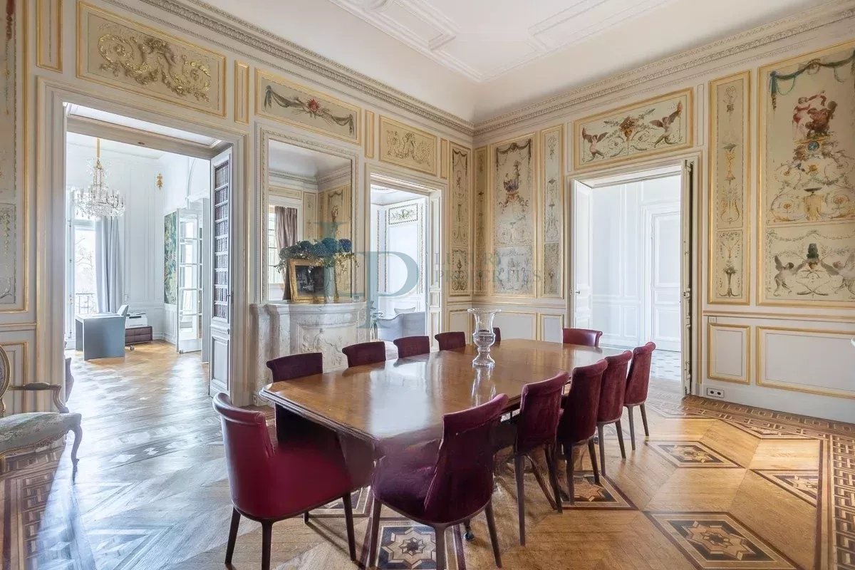 Luxurious Parisian Apartment with Modern Amenities