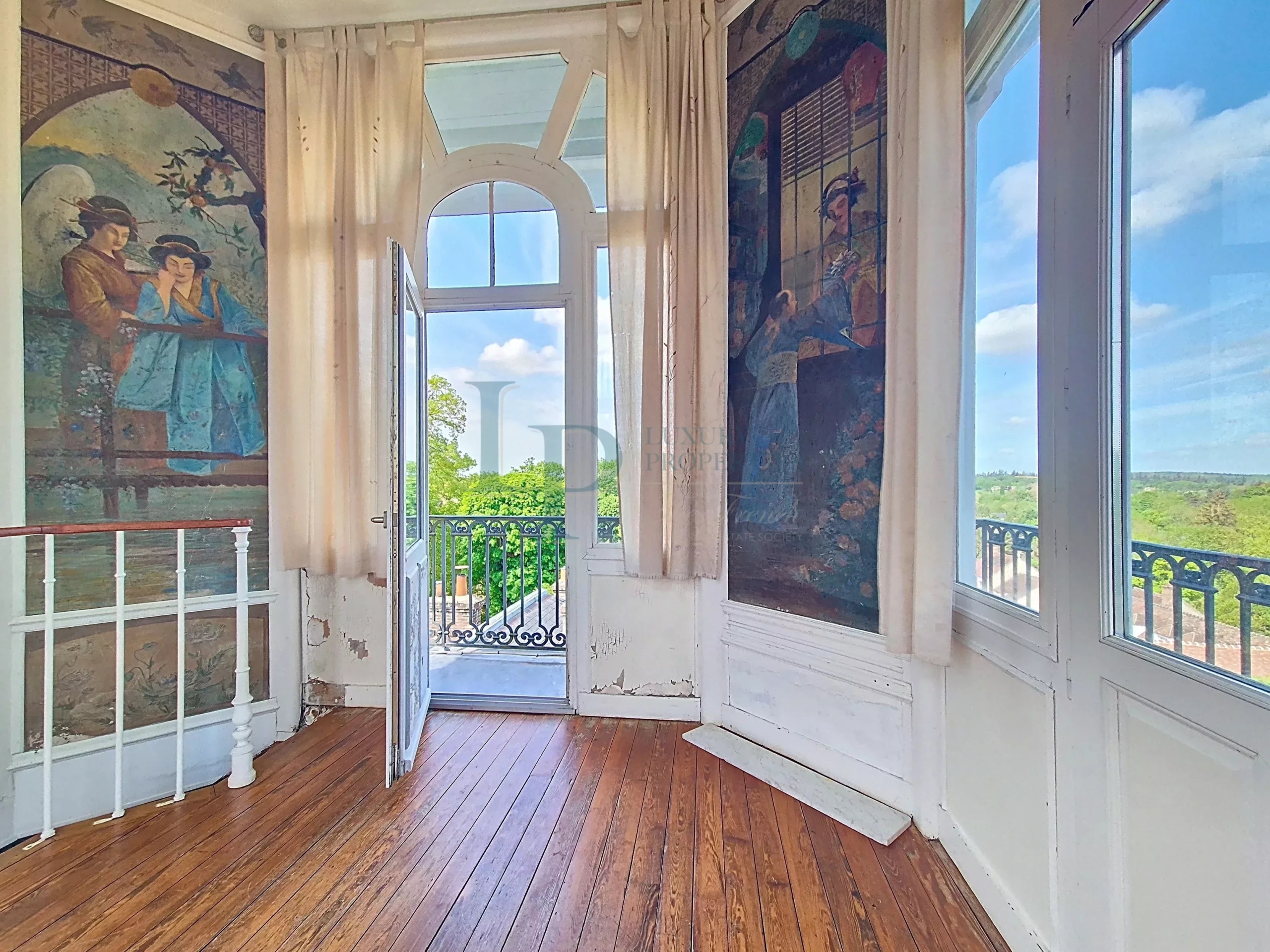 Property “Affolante” Historic Near Paris Gates