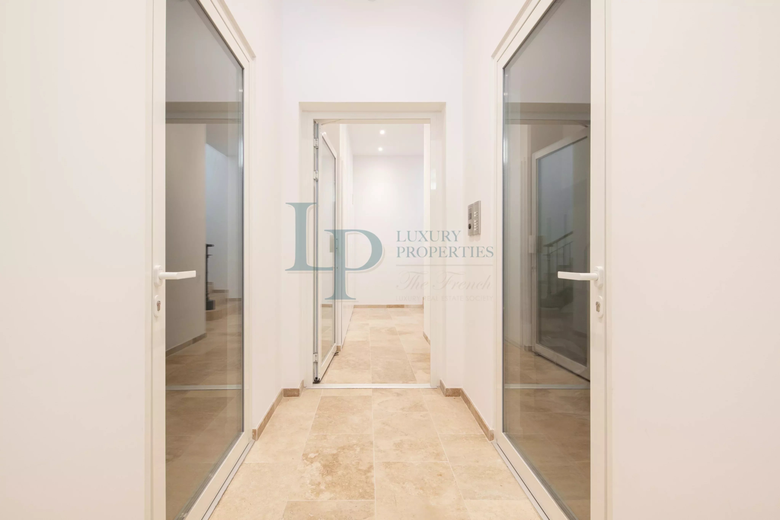 349d12cba2b924b337ef9a6aeff325cf_81fa0f73c7_4096-original-20964-0.jpg IDÉAL INVESTISSEUR – IMMEUBLE MEUBLÉ À FORT RENDEMENT AU CŒUR DE SAINTE-MAXIME